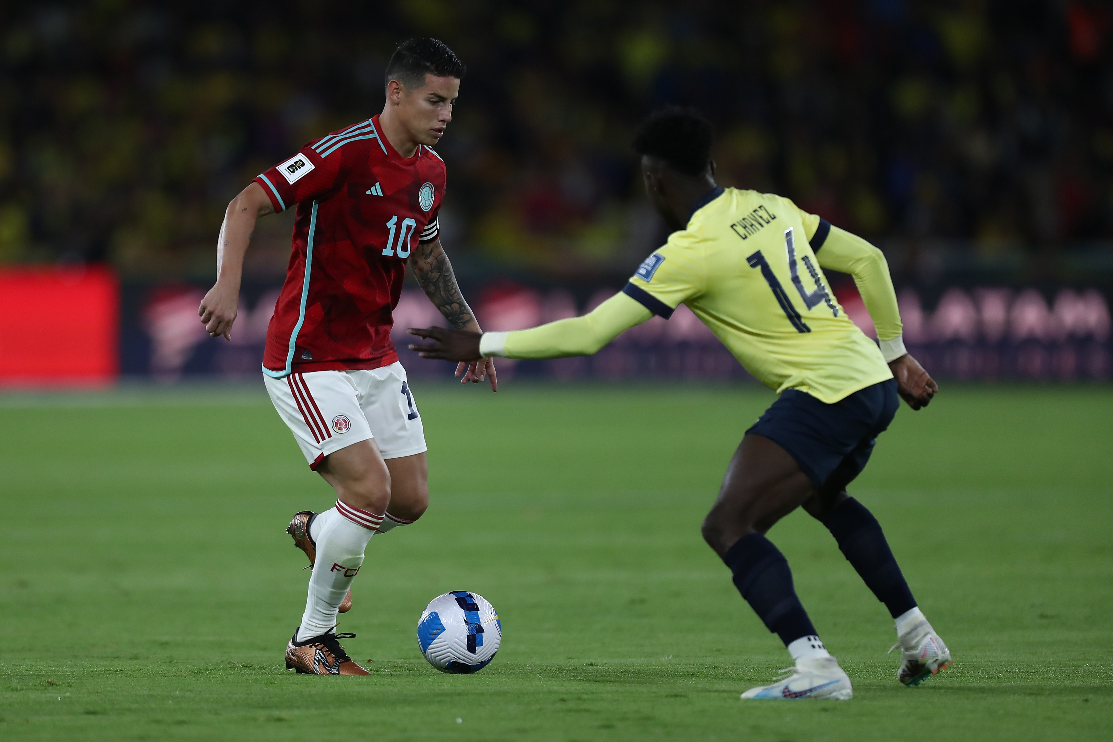 AME8114. QUITO (ECUADOR), 17/10/2023.- Jhoanner Chávez (d) de Ecuador disputa el balón con James Rodríguez de Colombia hoy, en un partido de las Eliminatorias Sudamericanas para la Copa Mundial de Fútbol 2026 entre Ecuador y Colombia en el estadio Rodrigo Paz Delgado en Quito (Ecuador). EFE/ José Jácome