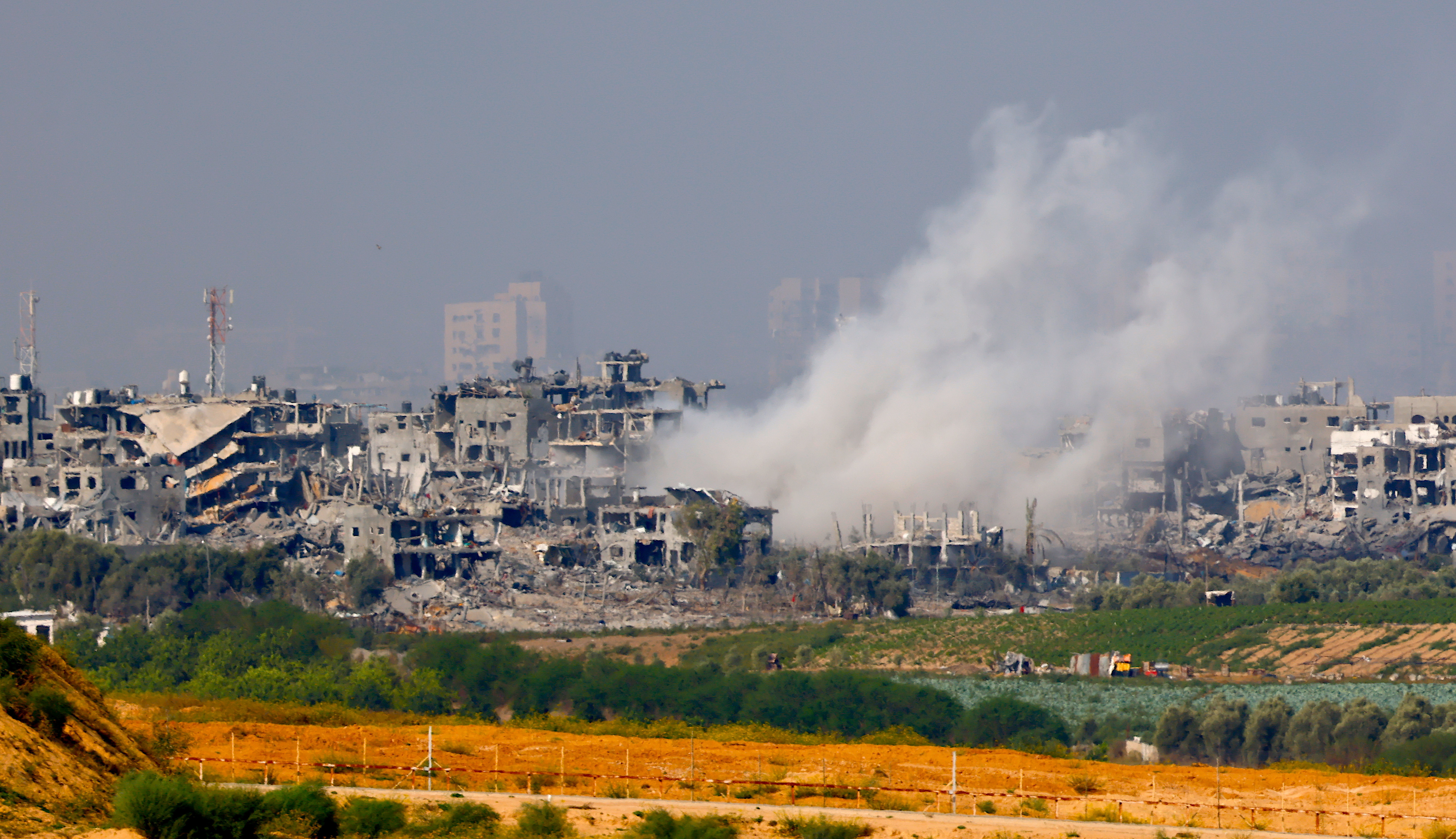 Undisclosed (Israel), 31/10/2023.- A view of destroyed buildings as smoke billows from the northern part of the Gaza Strip as a result of Israeli shelling, as seen from Sderot, southern Israel, 31 October 2023. Over the last day Israeli forces struck approximately 300 targets as part of its 'expanded ground operations' in the Gaza Strip, the Israel Defense Forces (IDF) said on 31 October. More than 8,000 Palestinians and at least 1,400 Israelis have been killed, according to the IDF and the Palestinian health authority, since Hamas militants launched an attack against Israel from the Gaza Strip on 07 October, and the Israeli operations in Gaza and the West Bank which followed it. EFE/EPA/HANNIBAL HANSCHKE