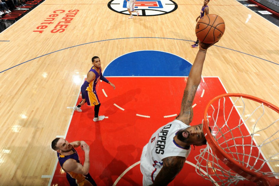 DeAndre Jordan encesta dos puntos contra los Lakers. Foto: AFP