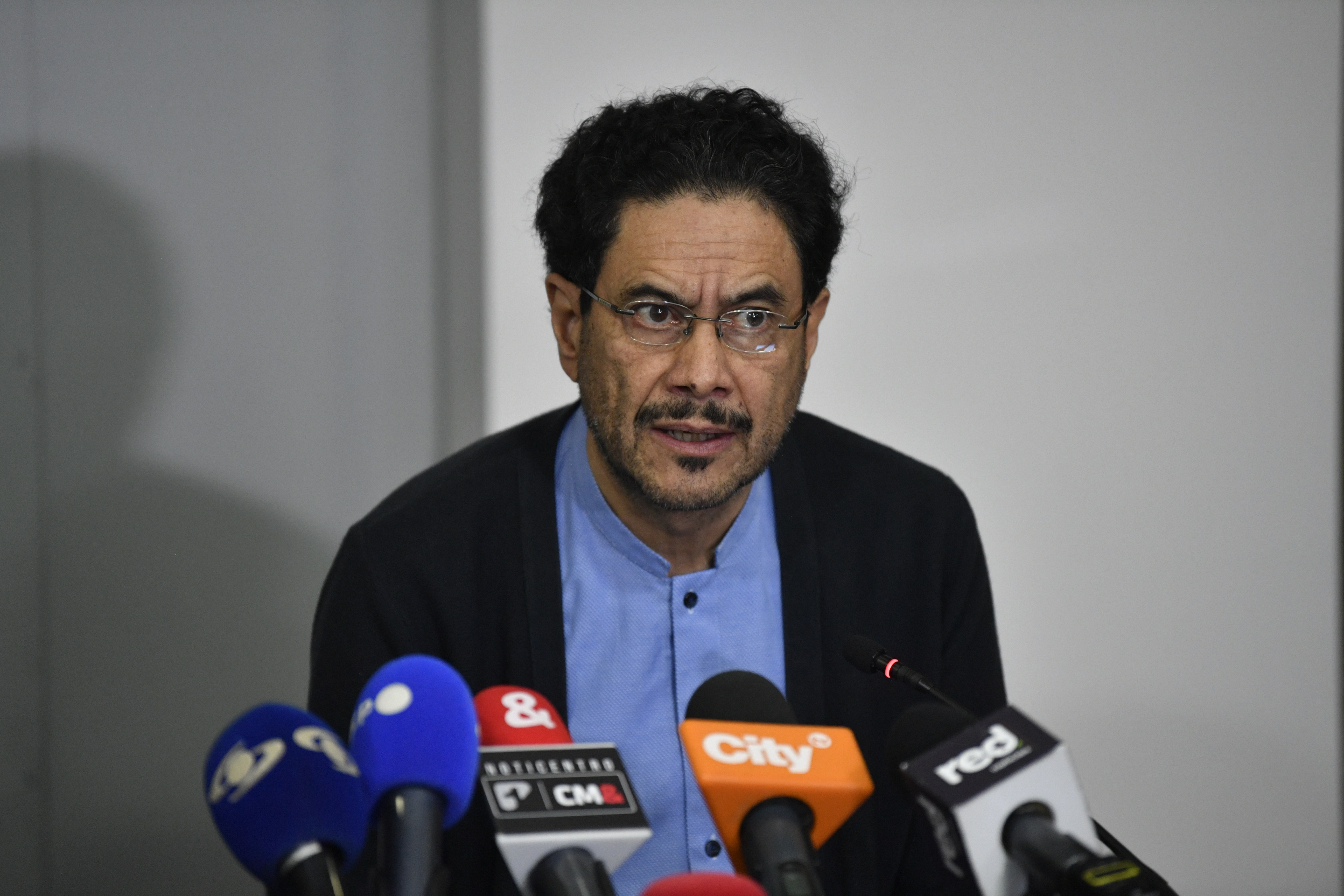 Cepeda respalda reducción de salario de congresistas: “ahora es populismo”