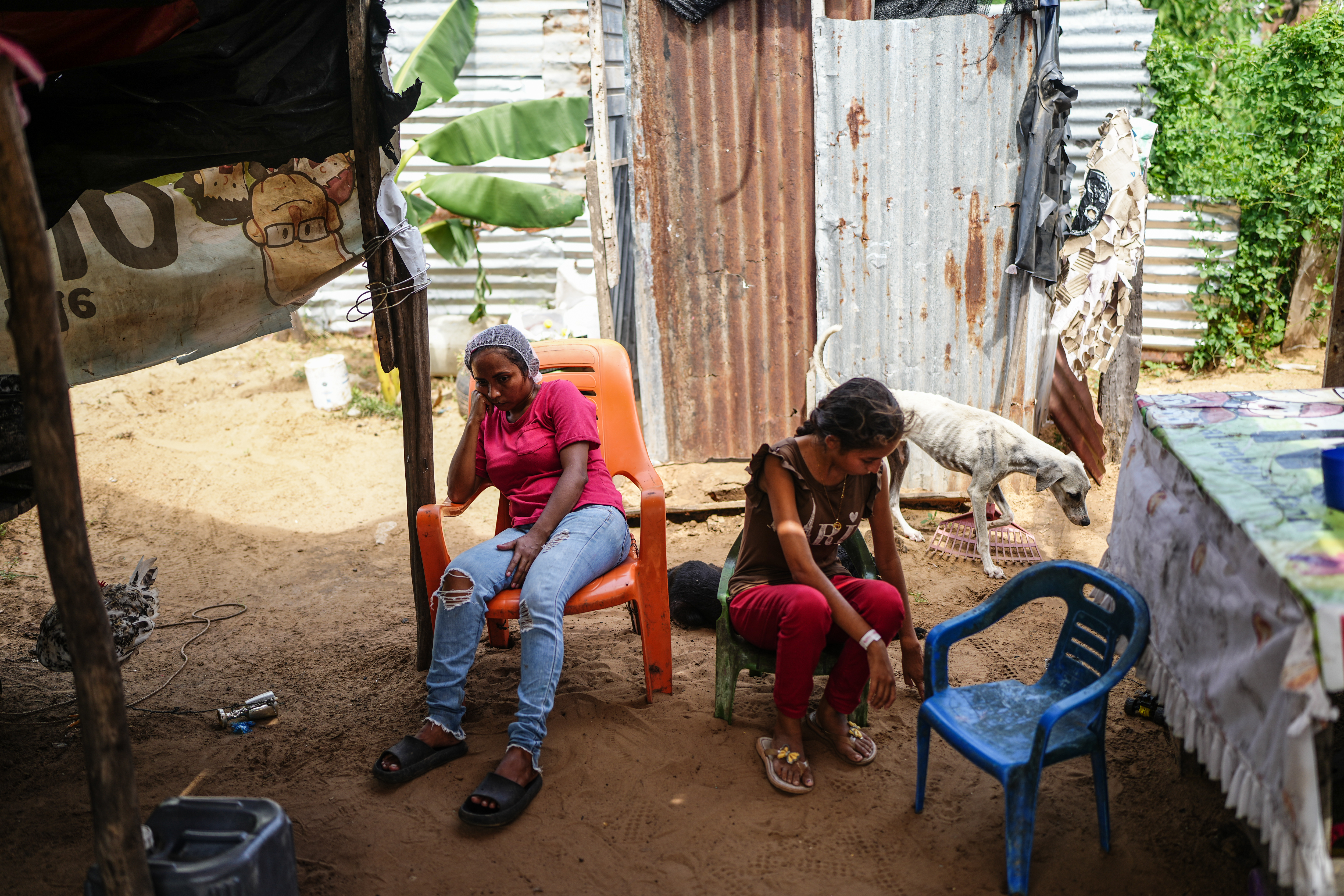 Wilmary, a la derecha, y su tía, a la izquierda, frente a su casa en la Comuna 10 de La Guajira.