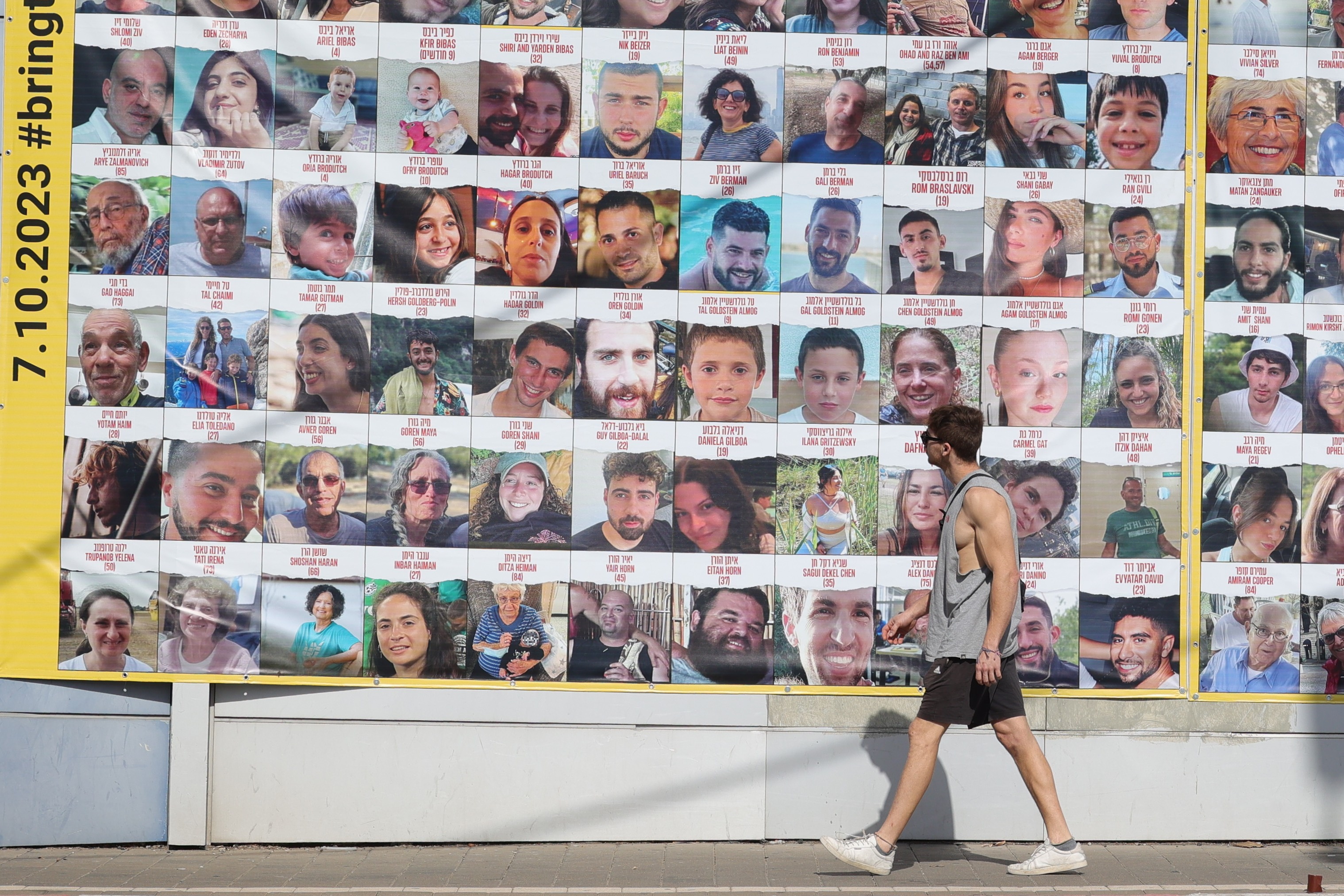 Un gran cartel en una calle de Tel Aviv que muestra a los rehenes israelíes retenidos por Hamas en Gaza.