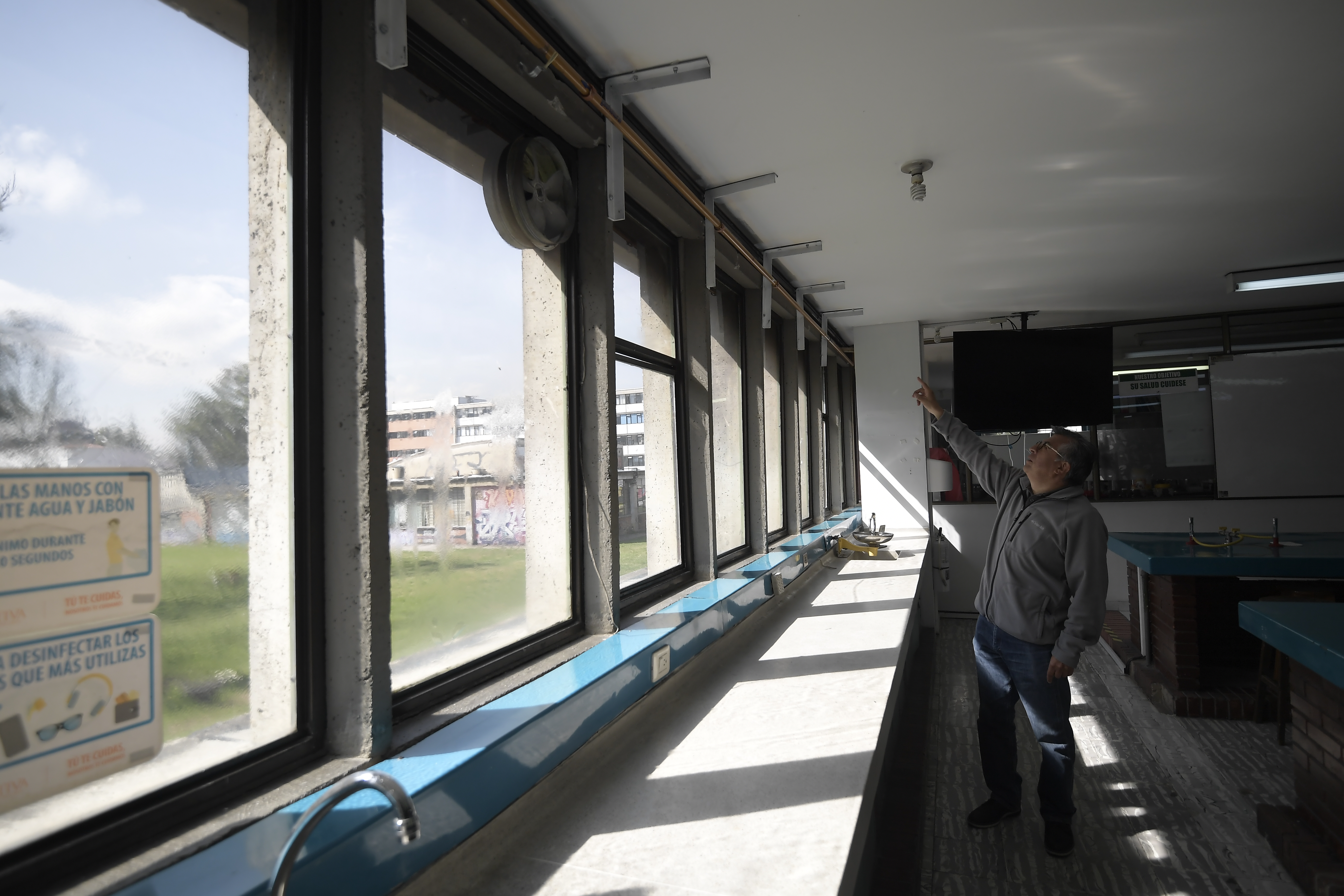 Recorrido por el departamento de Farmacia de la Universidad Nacional, sede Bogotá; se observa deterioro y grietas.