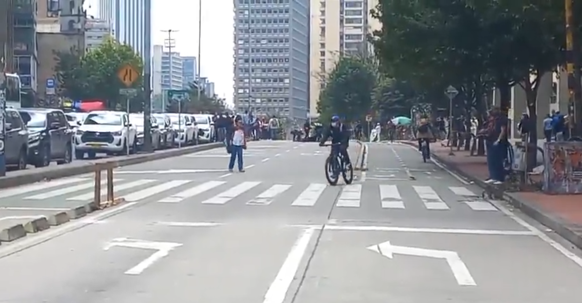 Manifestantes desbloquean sentido norte/sur de la carrera séptima. Los bloqueos persisten en el otro sentido de esta importante vía de la capital.