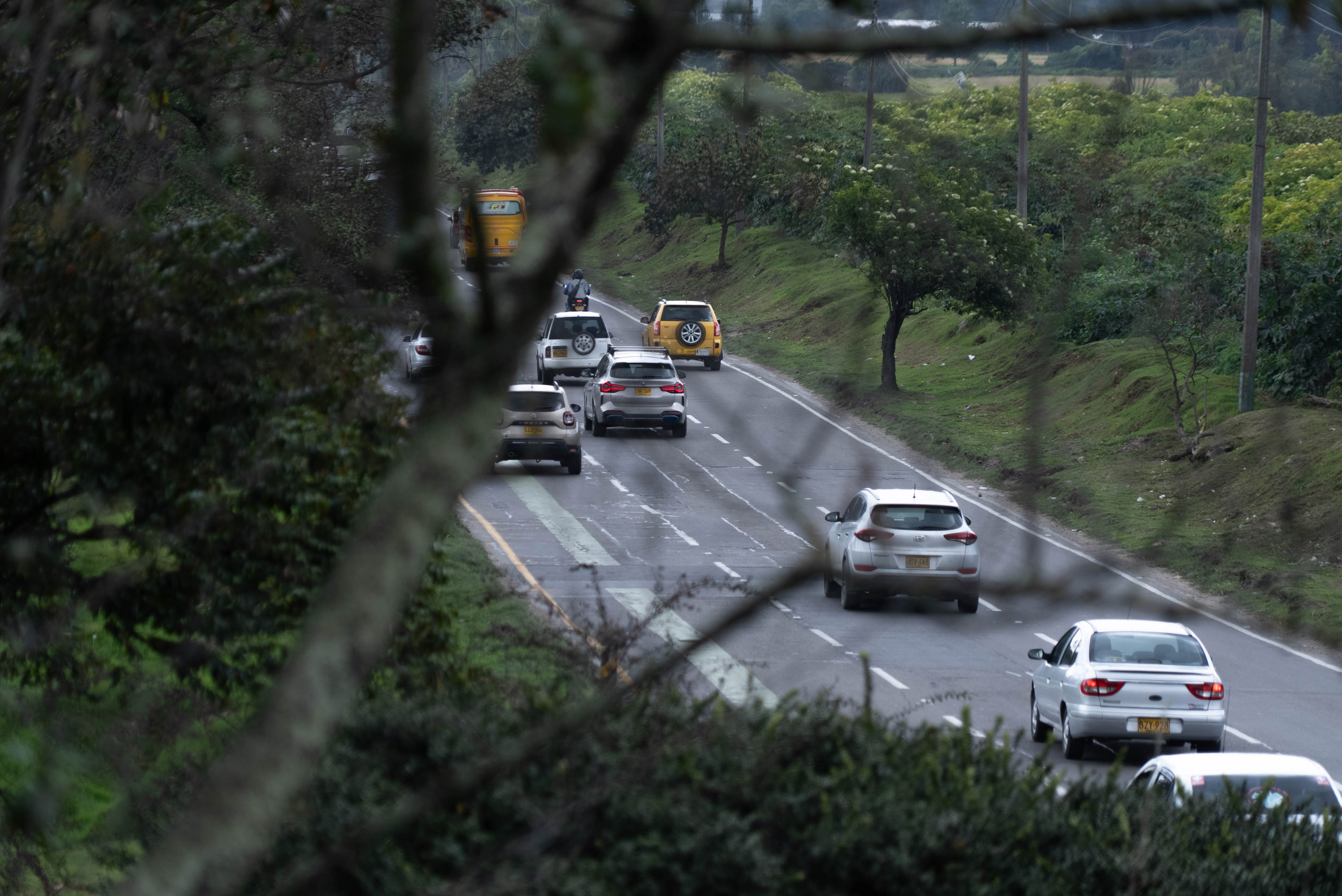 Distancia mínima entre carros en carretera: cuántos metros exige la ley y cómo calcularla