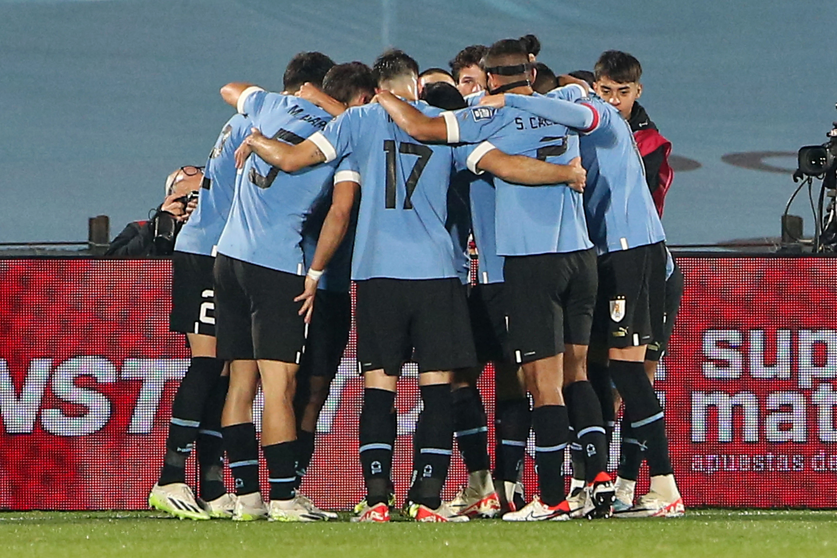 Bielsa debutó en Uruguay y derrotó a Chile en su primer partido en