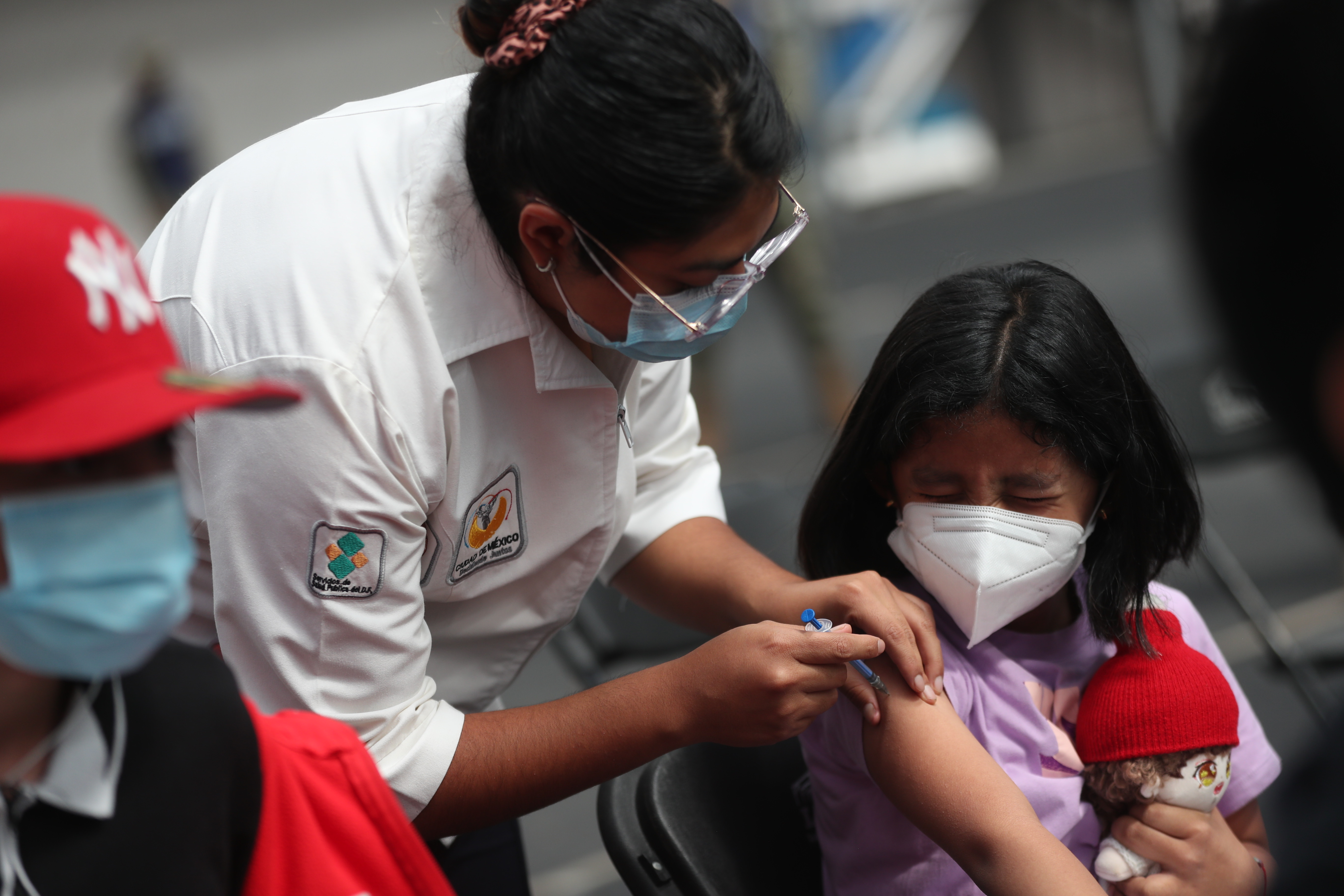 -FOTODELDÍA- MEX4300. CIUDAD DE MÉXICO (MÉXICO), 19/05/2022.- Personal de Salud aplica una dosis de vacuna contra la covid-19 a una niña, hoy, en la Ciudad de México (México). El Gobierno mexicano inició este jueves en la capital la vacunación anticovid de niños de 12 a 14 años tras meses de resistencia y por detrás de sus pares latinoamericanos. EFE/Sáshenka Gutiérrez