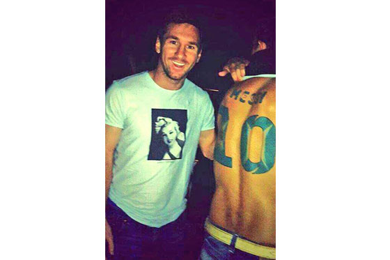 Una foto para el recuerdo: Lionel Messi le cumple el sueño a un fanático