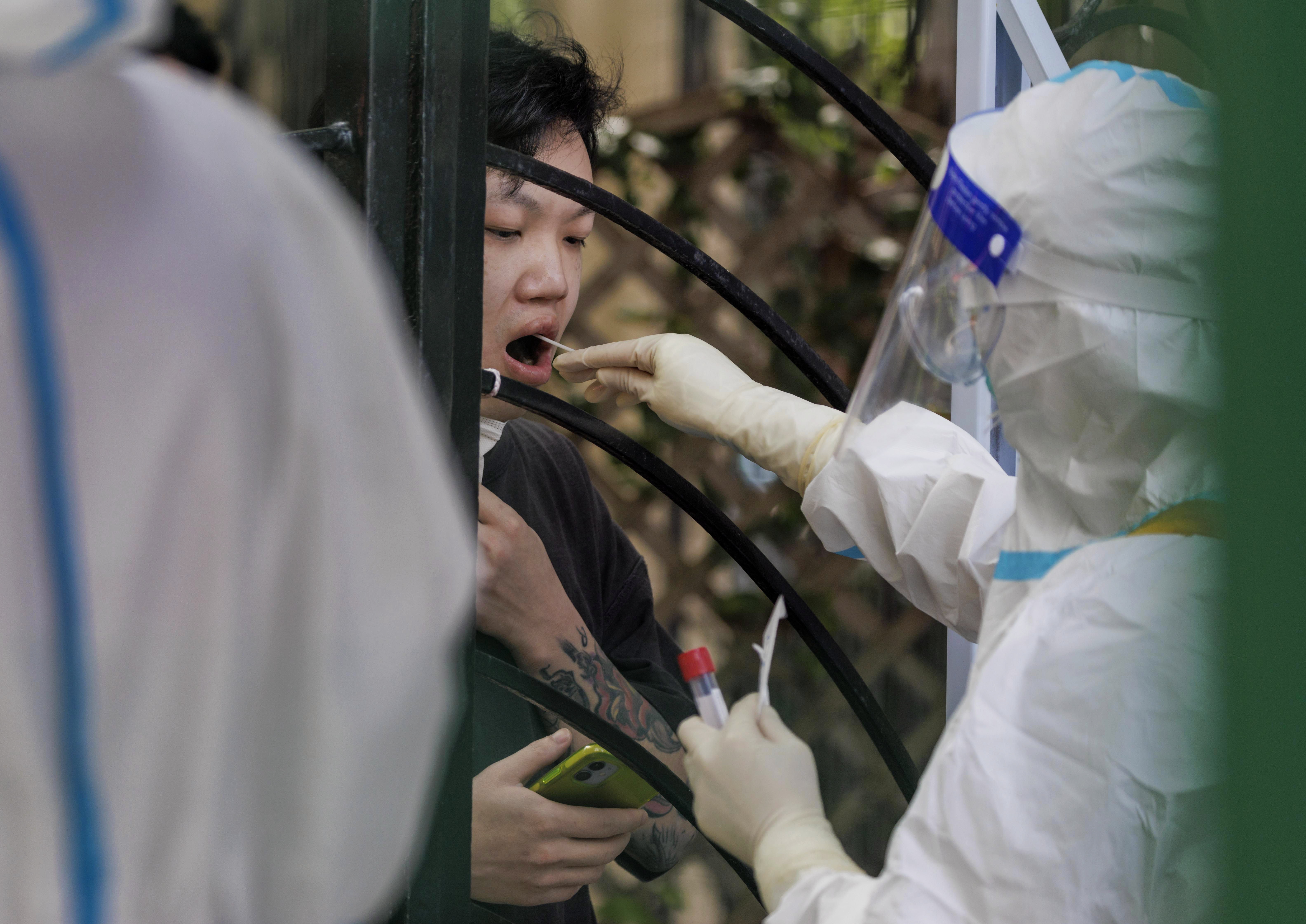 Shanghai (China), 11/06/2022.- A man in quarantine takes PCR Coronavirus test, amid new round of COVID-19 lockdowns and cases, in Shanghai, China, 11 June 2022. Shanghai starts weekend PCR screening to curb rising community COVID-19 cases. Only 10 days after the city lifted the 2-month lockdown in order to eliminate the community spread of COVID-19, residents of 15 out of 16 districts will need to participate in mandatory PCR testing this weekend. Shanghai city reported 7 locally transmitted COVID-19 cases and 9 local asymptomatic infections, according to the Shanghai Health Commission on 11 June 2022. EFE/EPA/ALEX PLAVEVSKI