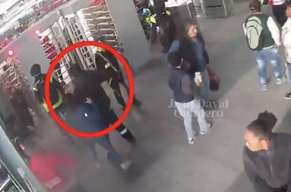 ¿Y el respeto? Atacan con martillo a guarda de Transmilenio, por exigir el pago del pasaje