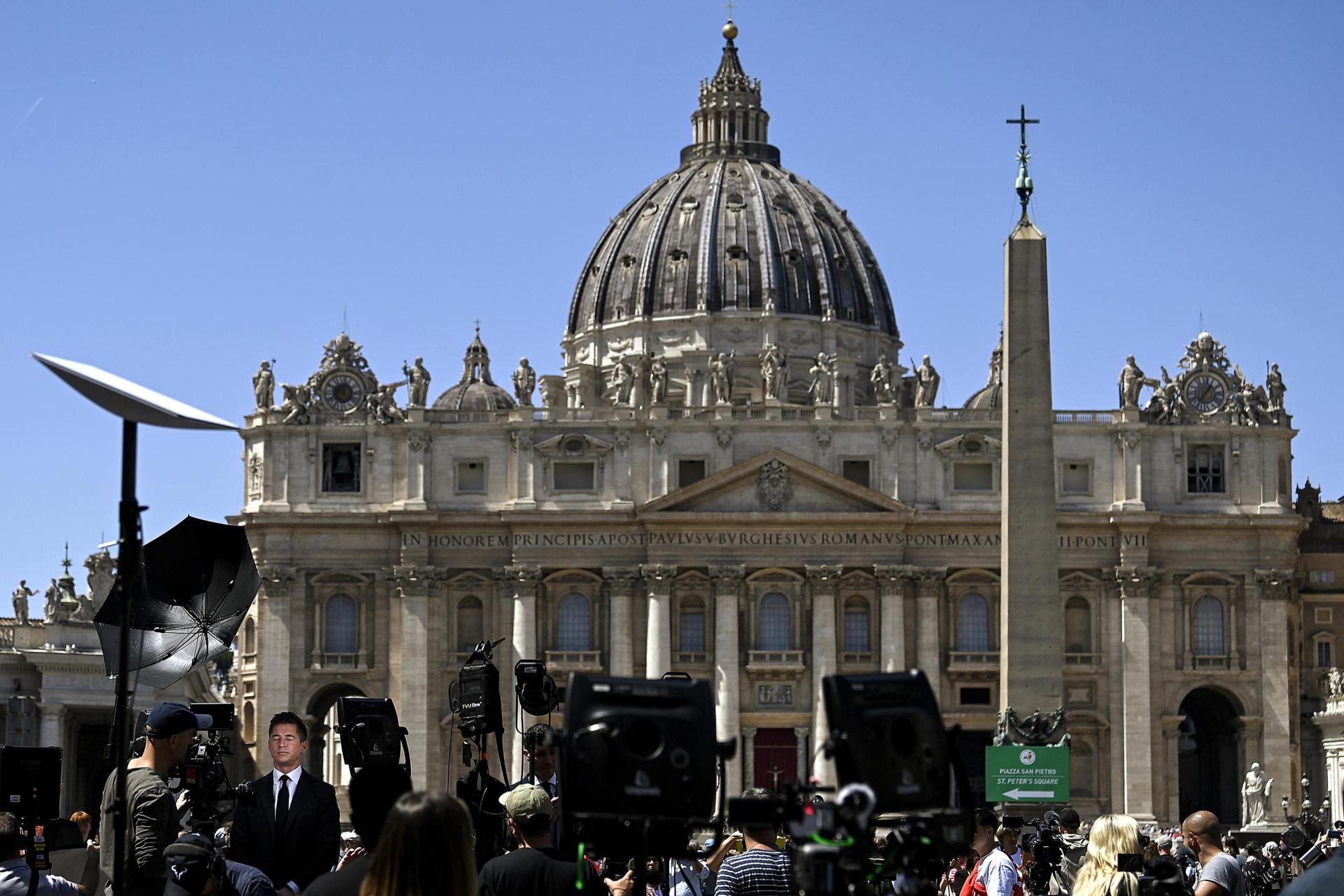 VATICAN CITY (Vatican City State (Holy See)), 22/04/2025.- Journalists in St. Peter's Square during the first general congregation of cardinals following Pope Francis' death, in Vatican City, 22 April 2025. Pope Francis died on 21 April 2025 at the age of 88, according to the Holy See. Born Jorge Mario Bergoglio in Buenos Aires, Argentina, on 17 December 1936, he was appointed leader of the Catholic Church on 13 March 2013, succeeding Pontiff Emeritus Benedict XVI. (Papa, Santa Sede) EFE/EPA/RICCARDO ANTIMIANI