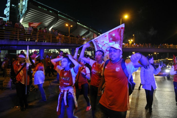Hinchas de Santa Fe se comportaron a la altura y celebraron en paz la novena estrella