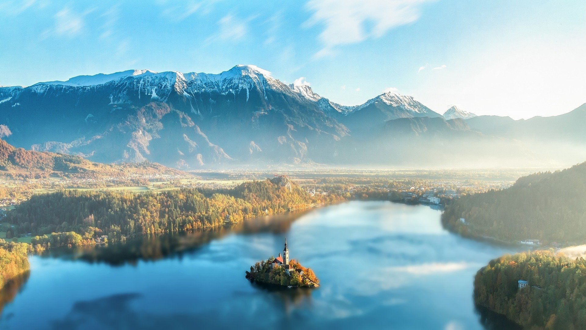 Eslovenia: responsabilidad y funcionalidad. Dos terceras partes de este país están cubiertas de bosque. Pero no solo el verde de sus árboles es lo más destacable de su territorio, también es conocido mundialmente por su oferta vinícola y gastronómica.