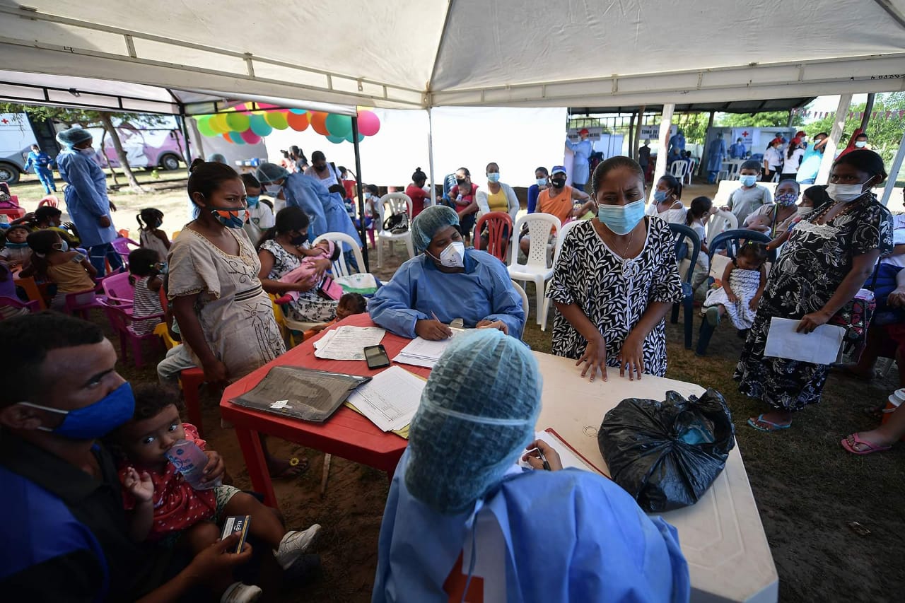 Varias mujeres bajo una carpa