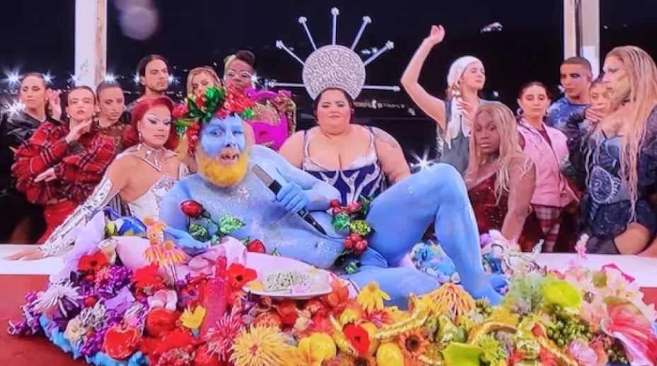 Captura de pantalla de uno de los momentos de la inauguración de los Juegos Olímpicos de París 2024. El director del evento señaló que se quiso recrear un ritual pagano, no la última cena, como muchos consideran.