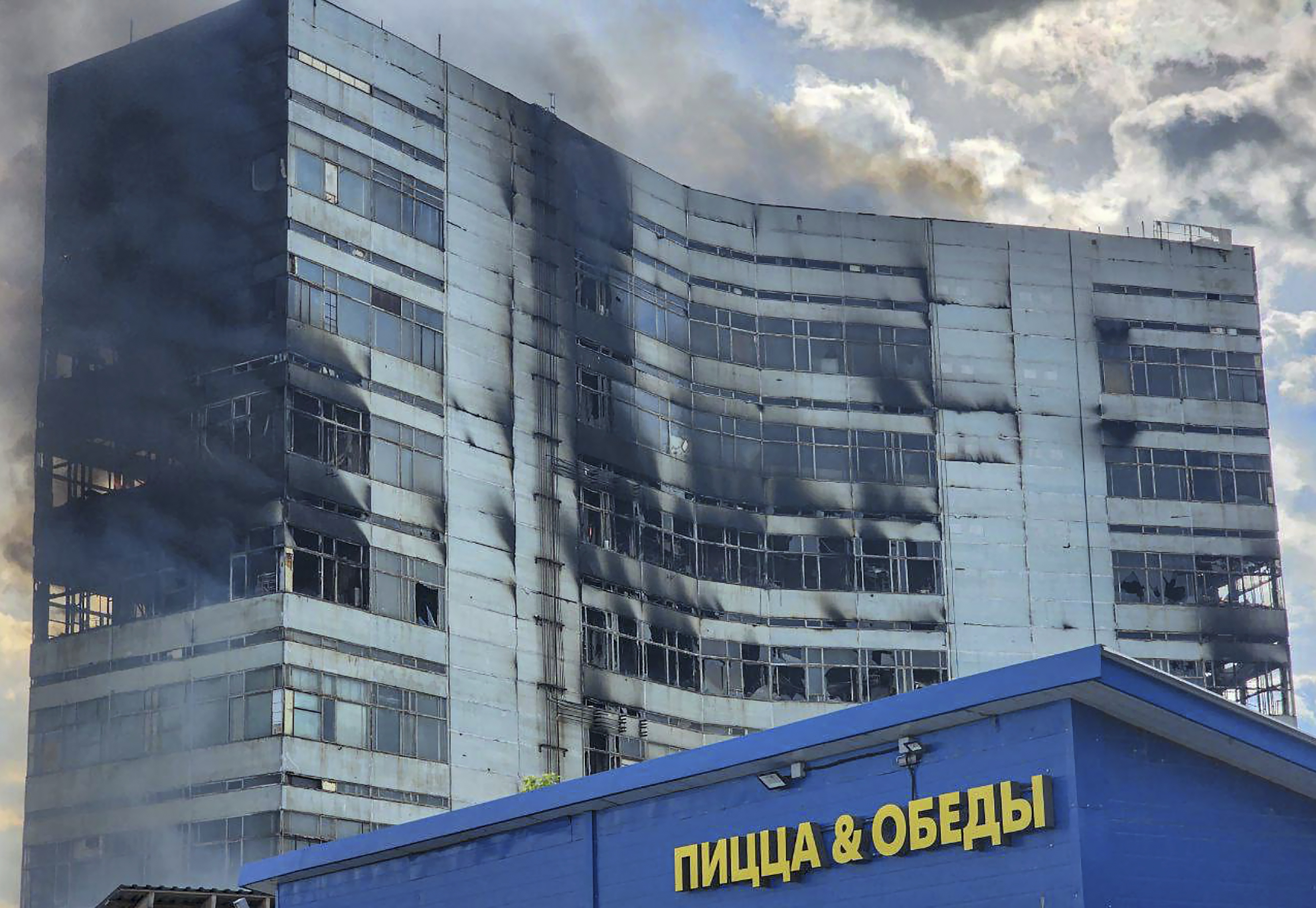 Mortal incendio en edificio de Moscú, Rusia, deja más de ocho muertos