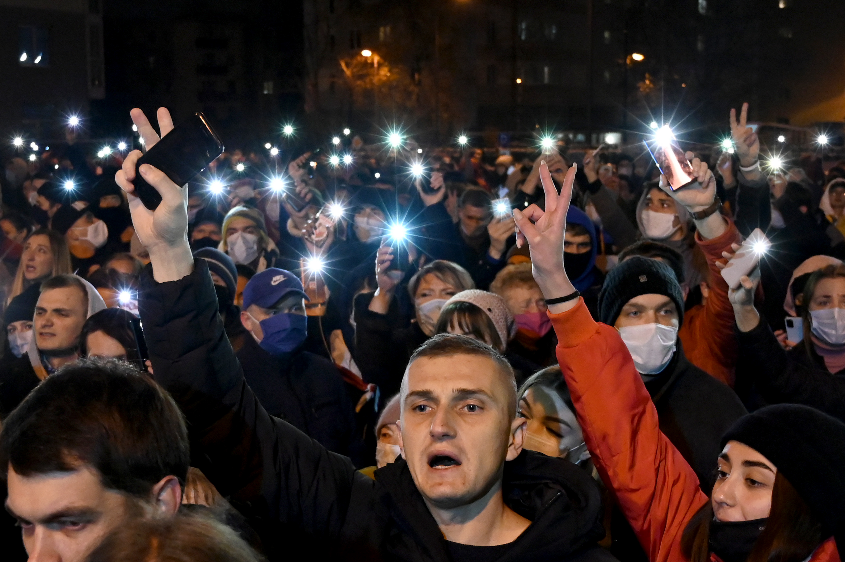 Lazos negros, banderas rojas y blancas, símbolo de la oposición; dedos formando la señal de la victoria o mostrando el puño... Así se unieron este viernes los bielorrusos al minuto de silencio y a diferentes cadenas de solidaridad en avenidas en Minsk, Vítebsk, Moguilev, Dzerzhinsk, Brest, Zhódino, Smarhon, Borísov o Lida, según el medio independiente TUT.by. (Efe y Afp)