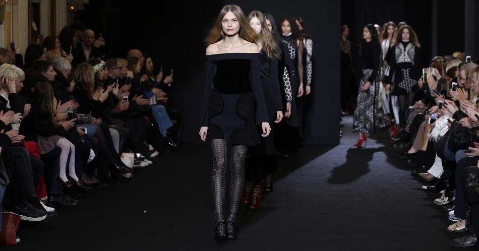 Roland Mouret juega en la Semana de la Moda de París