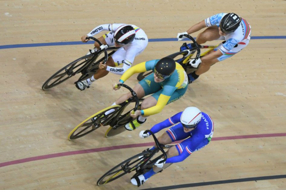 La colombiana Martha Bayona (i) durante la prueba de repechaje del keirin. / AFP