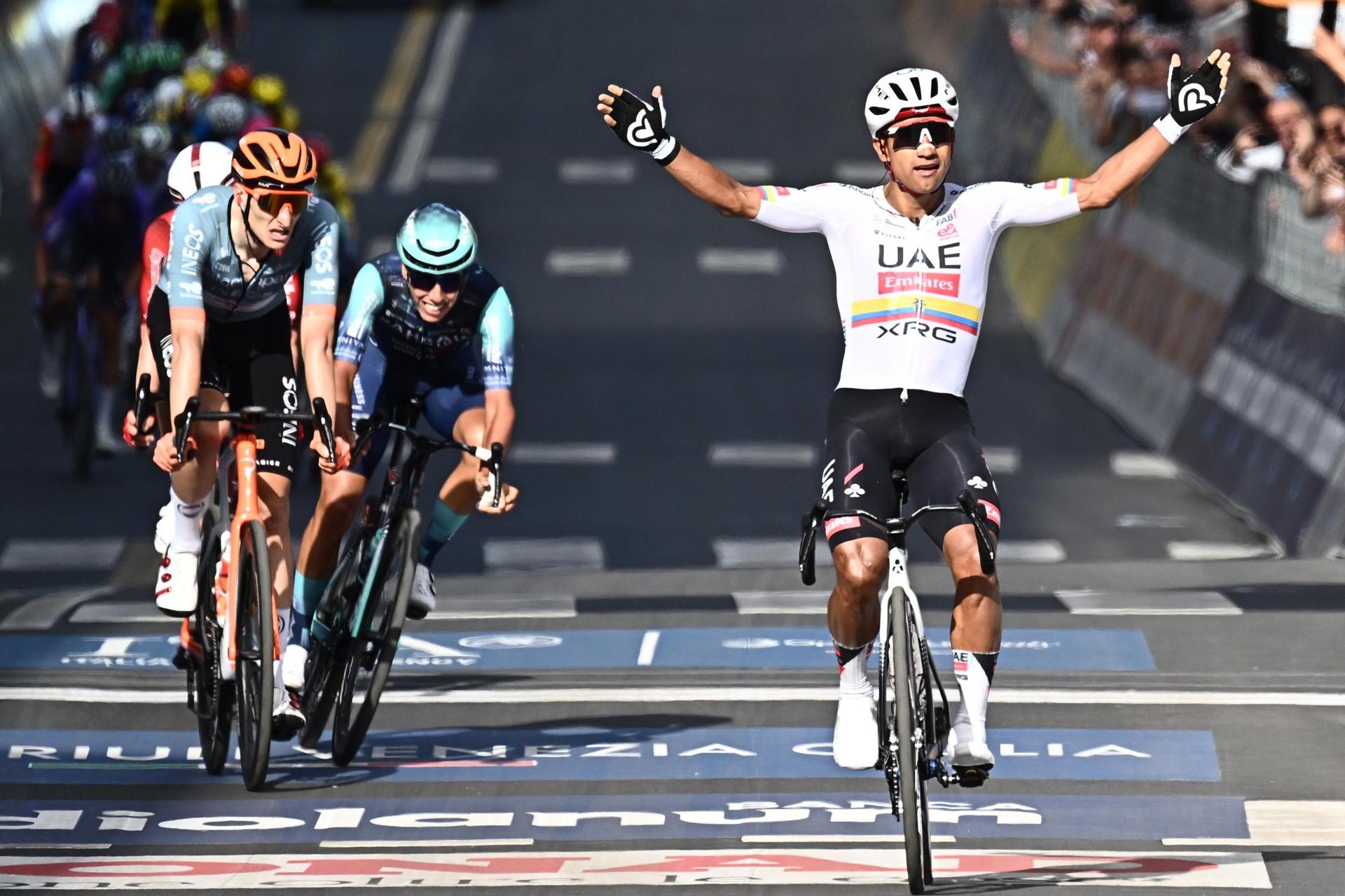 COSENZA (Italy), 12/05/2026.- Ecuadorian cyclist Jhonatan Narvaez of UAE Team Emirates - XRG celebrates after crossing the finish line to win the 4th stage of the Giro d'Italia cycling tour over 138km from Catanzaro to Cosenza, Italy, 12 May 2026. (Ciclismo, Italia) EFE/EPA/LUCA ZENNARO
