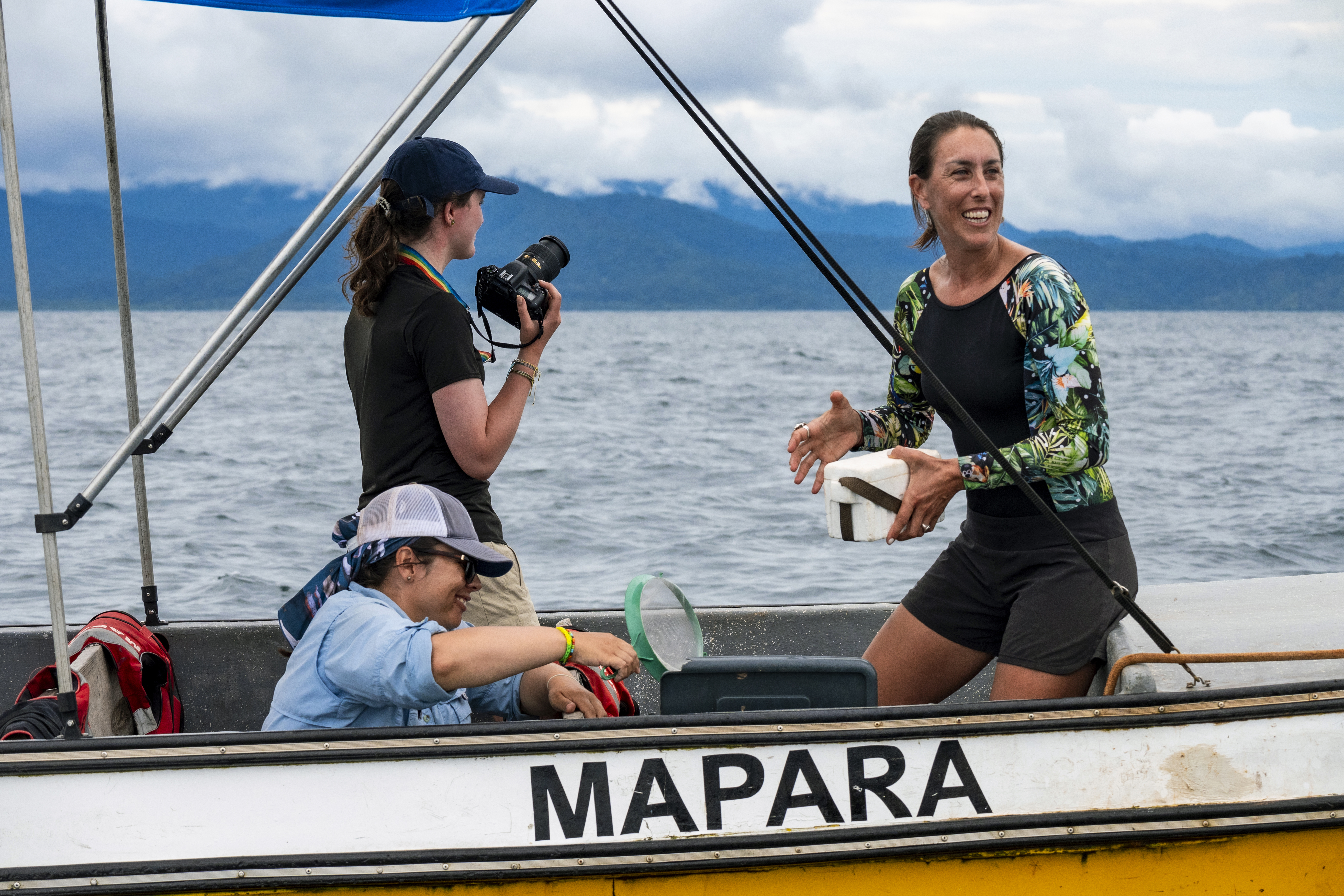 En un viaje al mar no puede faltar una gorra, bloqueador, cámara fotográfica, los equipos de investigación y el almuerzo, pues no saben cuánto puedan tardar.