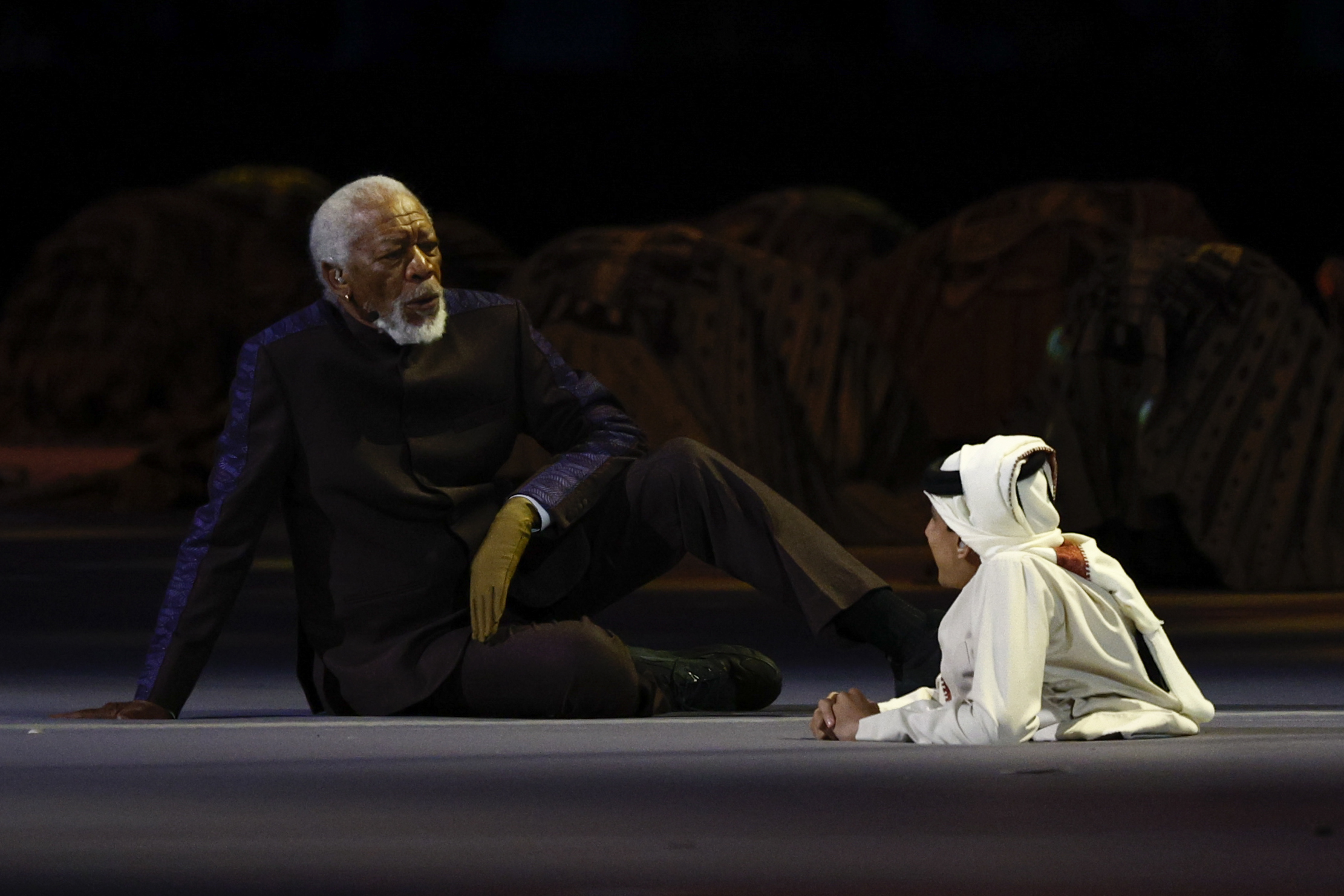 GR7031. AL KHOR (CATAR), 20/11/2022.- El actor estadounidense Morgan Freeman (i) participa en la inauguración del Mundial de Fútbol Qatar 2022 hoy, en el estadio Al Bait en Al Khor (Catar). El Mundial de Qatar 2022 se realiza del 20 de noviembre al 18 de diciembre de 2022. EFE/ Rodrigo Jimenez