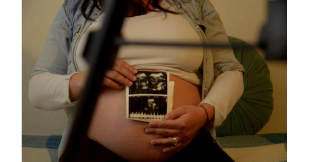 La lucha de una madre a la que le dejaron su bebé muerto en el vientre