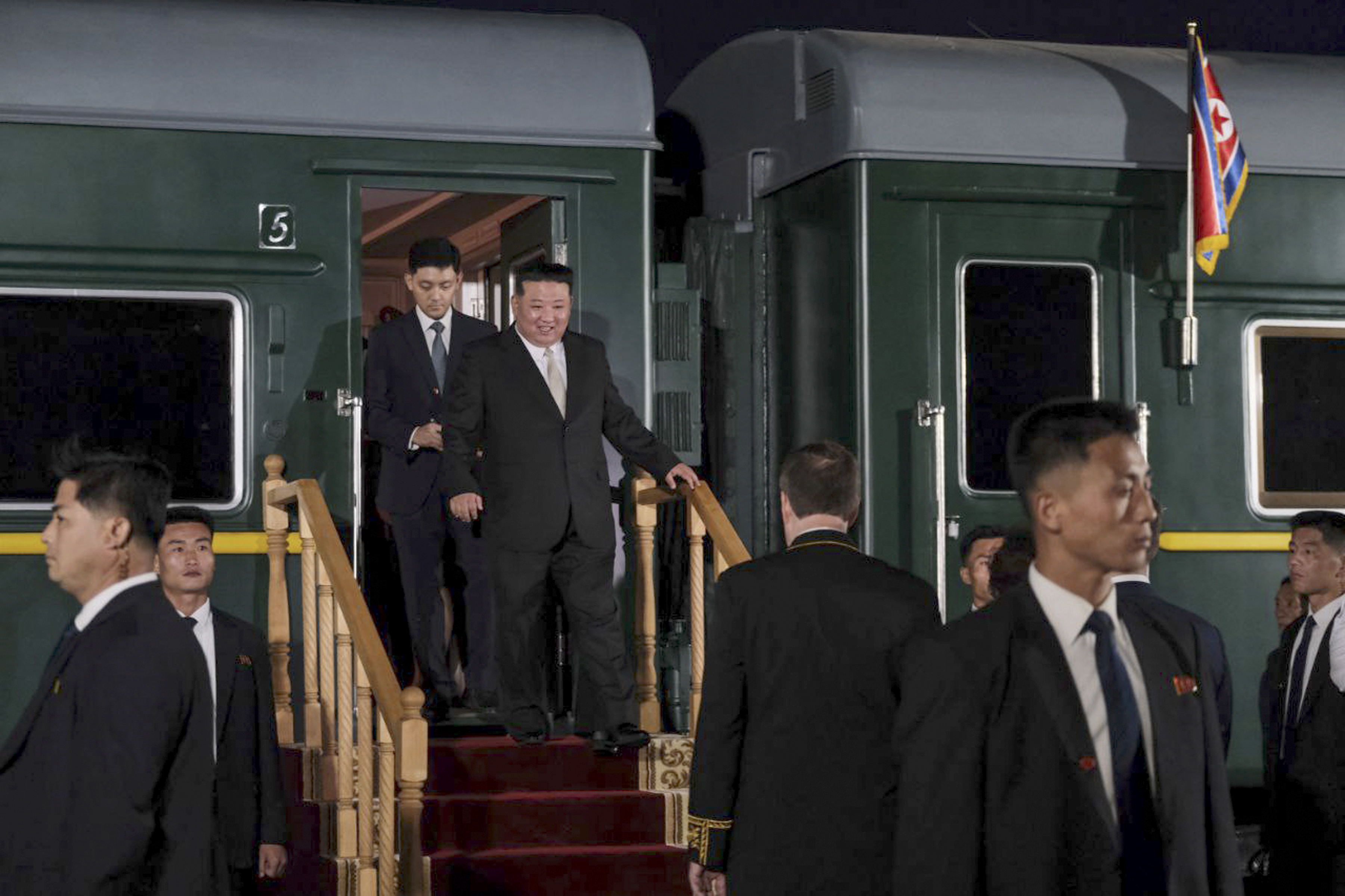 Khasan (Russian Federation), 05/02/2018.- A handout photo made available by the telegram channel of the Russian Ministry of Natural Resources and Ecology shows North Korea's leader Kim Jong Un (C) walking out of his train after arriving at the North Korea-Russia border in Khasan, some 125 km south of Vladivostok, Russia, 12 September 2023. The North Korean leader arrived in Russia for a meeting with Russian President Putin. (Rusia) EFE/EPA/RUSSIAN MINISTRY OF NATURAL RESOURCES AND ECOLOGY HANDOUT MANDATORY CREDIT HANDOUT EDITORIAL USE ONLY/NO SALES