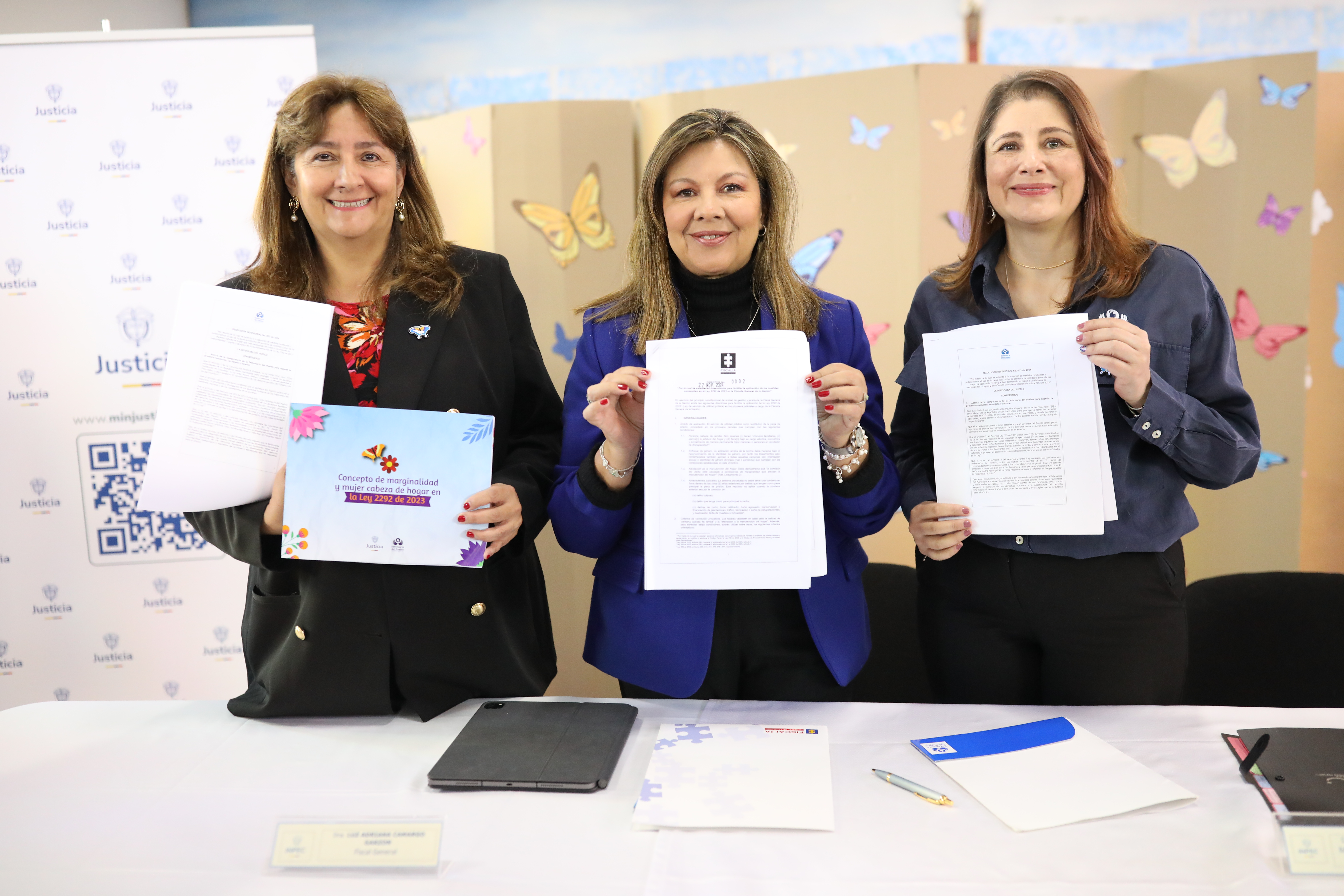 La ministra de Justicia, Ángela María Buitrago, junto a la fiscal general, Luz Adriana Camargo Garzón; y la defensora del pueblo, Iris Marín Ortiz, durante un evento para impulsar la Ley de Utilidad Pública, en diciembre de 2024.