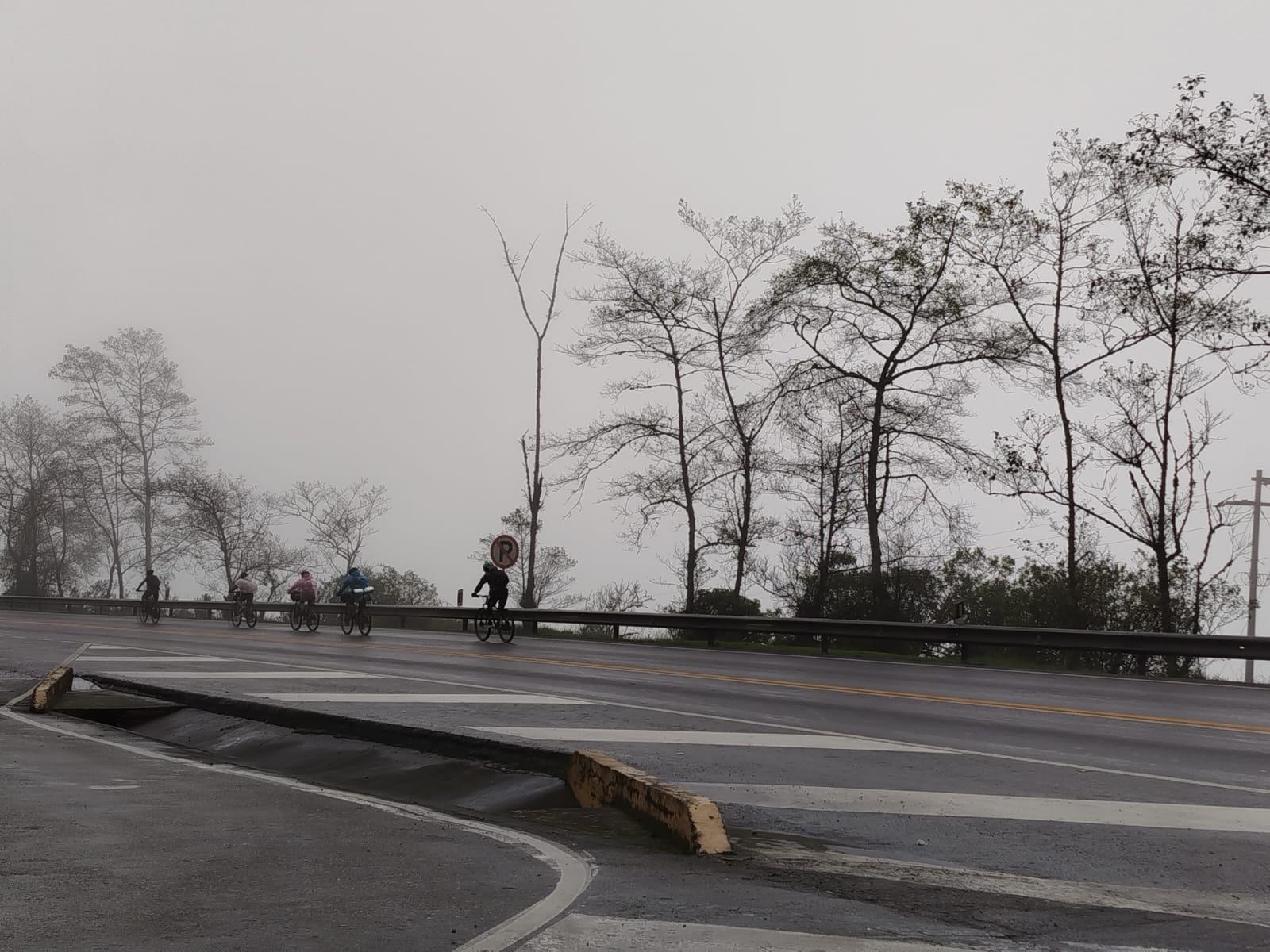 Ciclistas que participarían en carrera cancelada se tomaron la vía al Llano