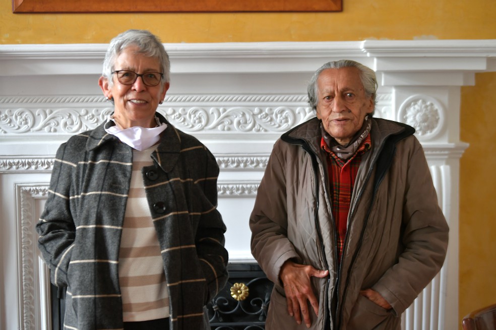 Elsa Martínez, dueña de la pastelería, y Gerardo Bastidas, su cliente más antiguo.