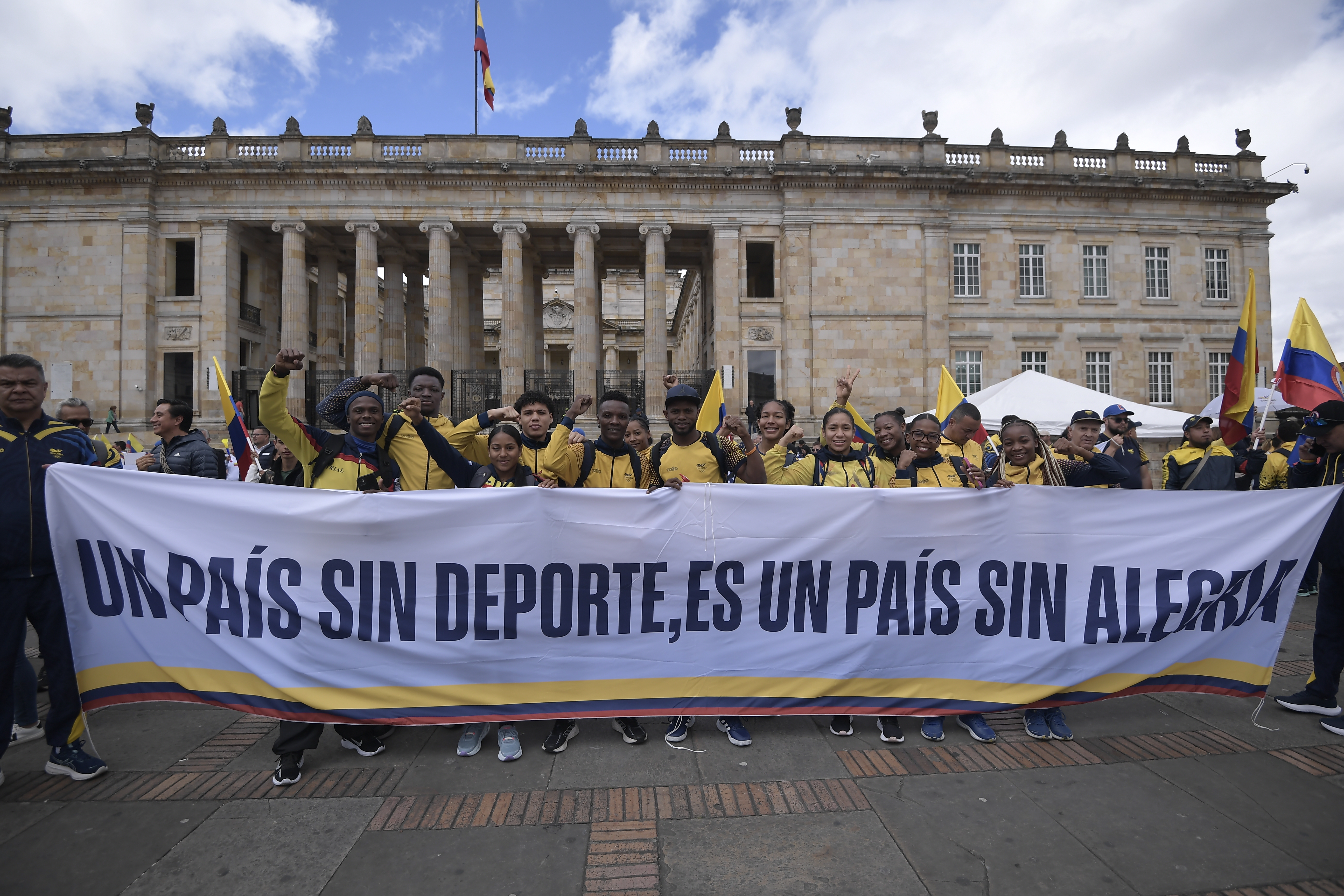 Atletas, entrenadores y dirigentes de todo el sistema deportivo nacional, olímpico y paralímpico, se concentraron en la Plaza de Bolívar para reclamarle al gobierno de Gustavo Petro por la reducción de casi el 70% de su presupuesto para 2026, prevista en la nueva Ley de Financiamiento. La protesta contó con la participación de medallistas olímpicos como Jeison López, Carlos Ramírez o Mari Leivis Sánchez; medallistas paralímpicos, como Erica Castaño, Moisés Fuentes y Fabio Torres; exdeportistas, ahora dirigentes, como Fabiola Zuluaga y Javier Suárez, y altos mandos del deporte colombiano como el presidente del Comité Olímpico nacional, Ciro Solano.