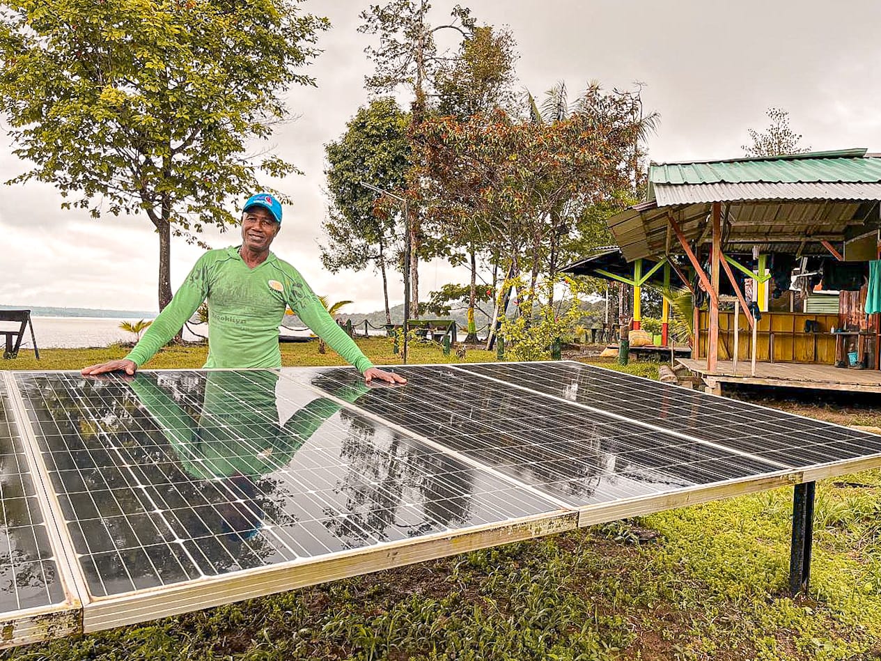 Las iniciativas incluyen la entrega de equipos y herramientas como lanchas, motores, paneles solares, así como también insumos agropecuarios y equipamientos comunitarios orientados a fortalecer la seguridad alimentaria, las economías propias y el arraigo territorial.