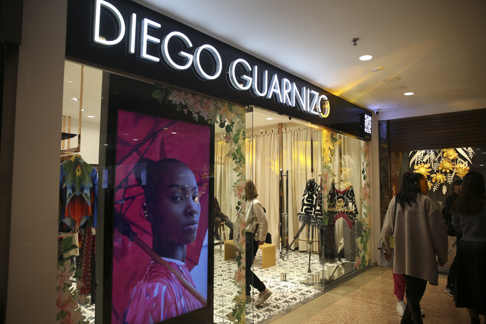 El diseñador de modas Diego Guarnizo está de celebración con la apertura de su boutique en el Centro Comercial Andino.