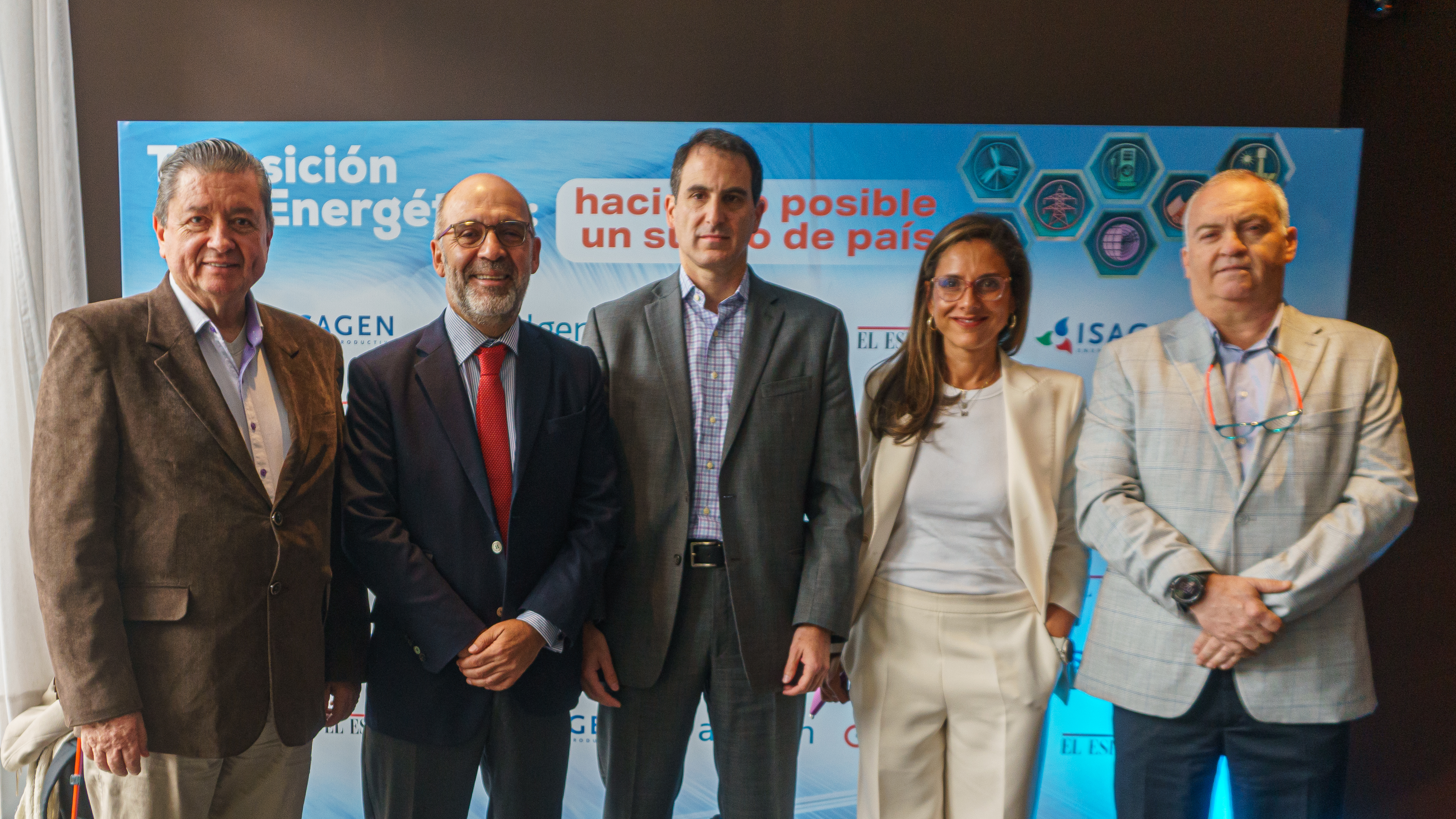 De derecha a izquierda: Camilo Sánchez Ortega, presidente de ANDESCO, Tomás González, director del Centro Regional de Estudios de Energía (CREE), Natalia Gutiérrez Jaramillo, presidente de ACOLGEN y Jaime Concha, vicepresidente de Hidrocarburos de la ANDI.