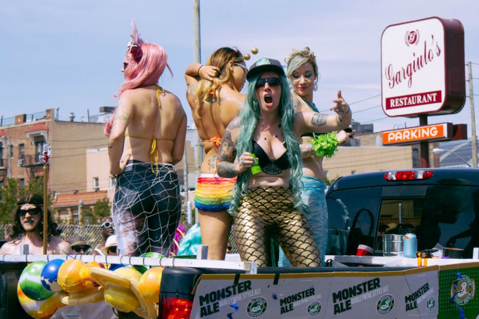 Las sirenas le dieron la bienvenida al verano en Nueva York