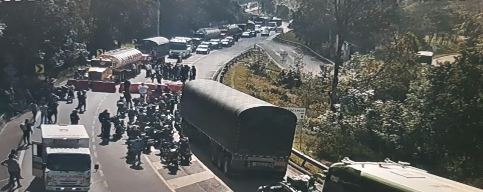 Caos en la vía al Llano: bloqueo y largas filas en el km 18