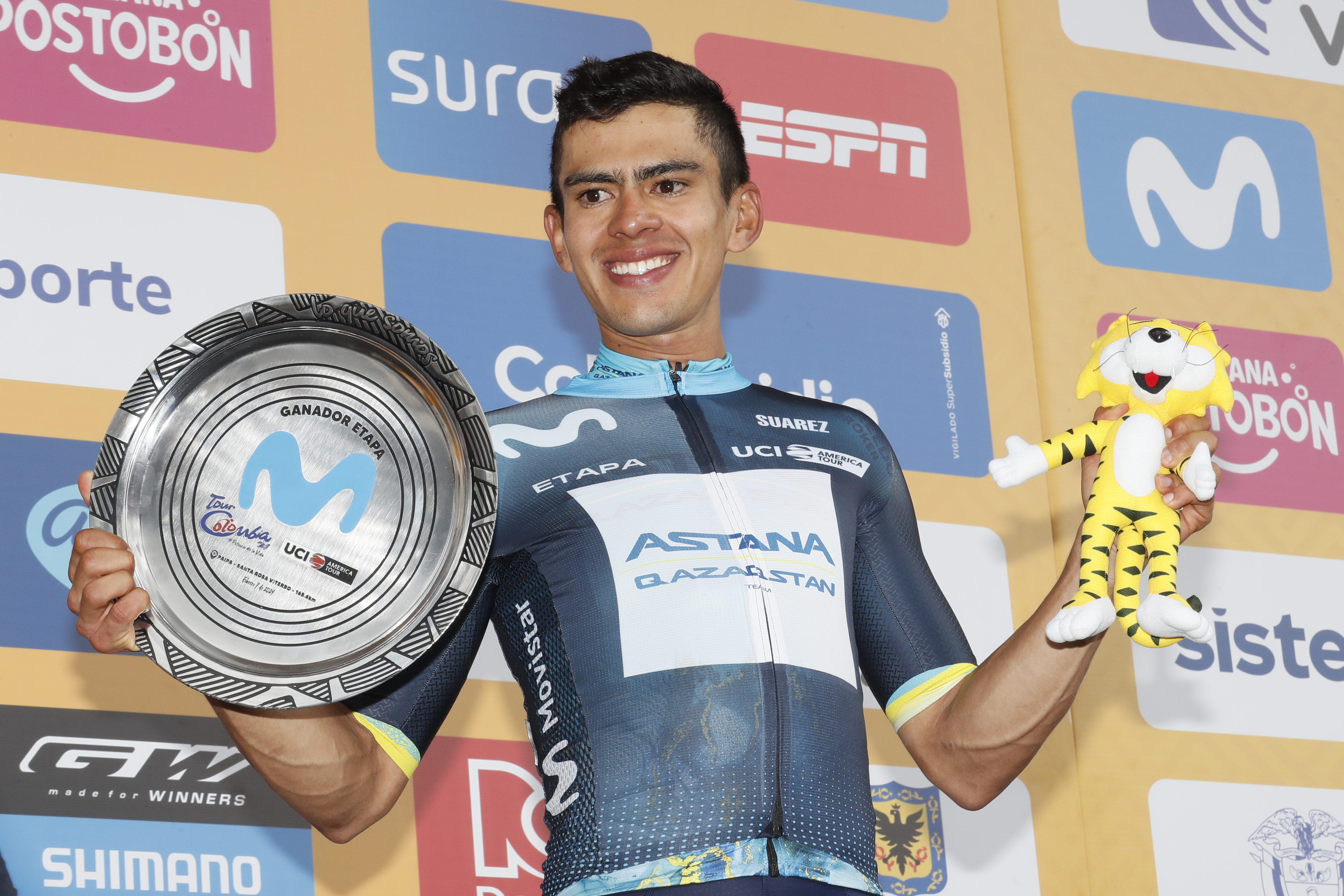 AMDEP6572. SANTA ROSA DE VITERBO (COLOMBIA), 07/02/2024.- El corredor colombiano Harold Tejada de Astana Qazaqstan posa en el podio luego de ganar la segunda etapa de la carrera ciclística Tour Colombia 2024 hoy, entre Paipa y Santa Rosa de Viterbo (Colombia). EFE Carlos Ortega