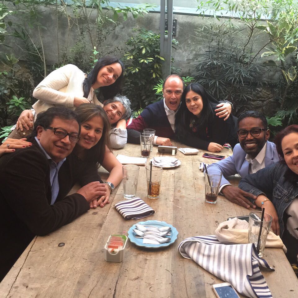 Gustavo Petro y Verónica Alcocer junto a Carolina Plata, Adriana Mejía, Manuel Grau y otros
