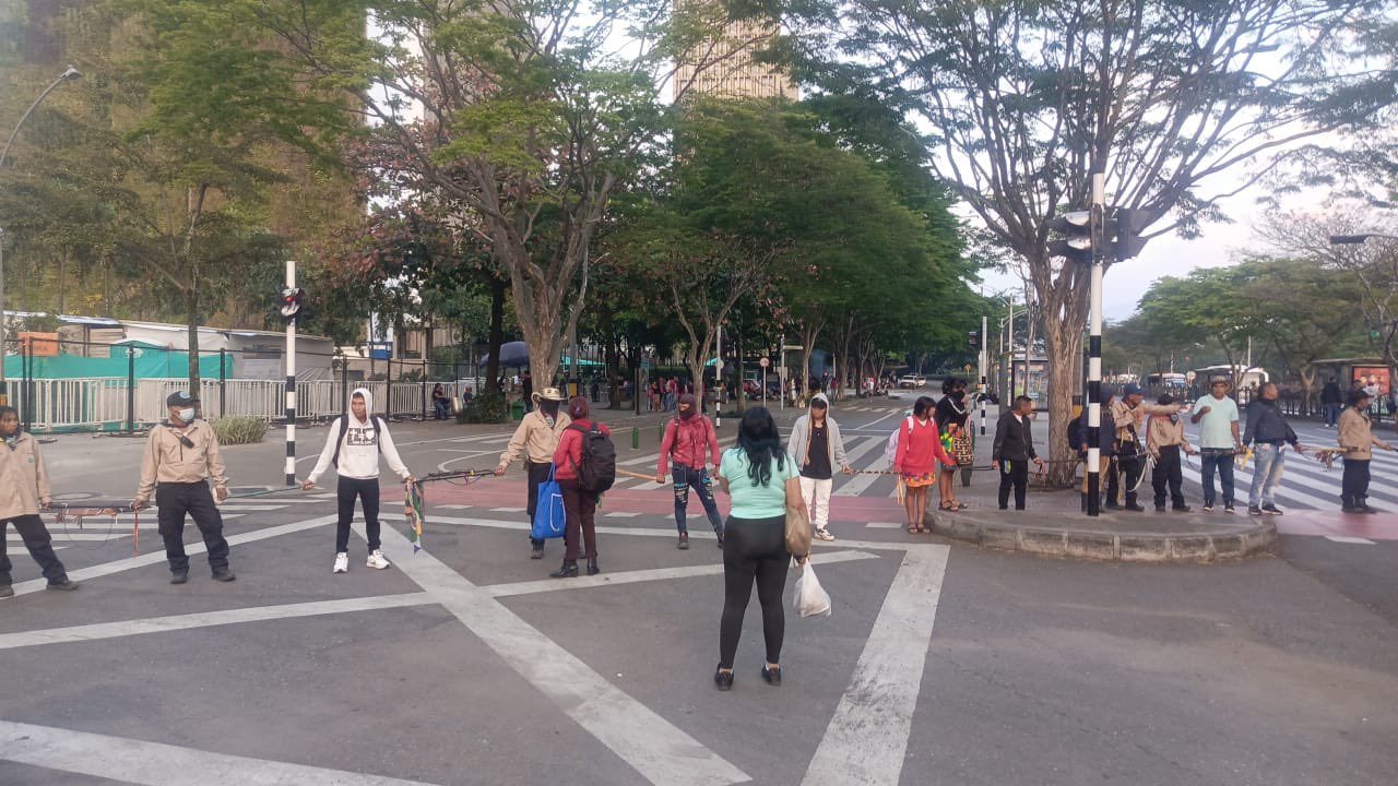 Minga indígena bloquea paso al centro administrativo La Alpujarra en Medellín