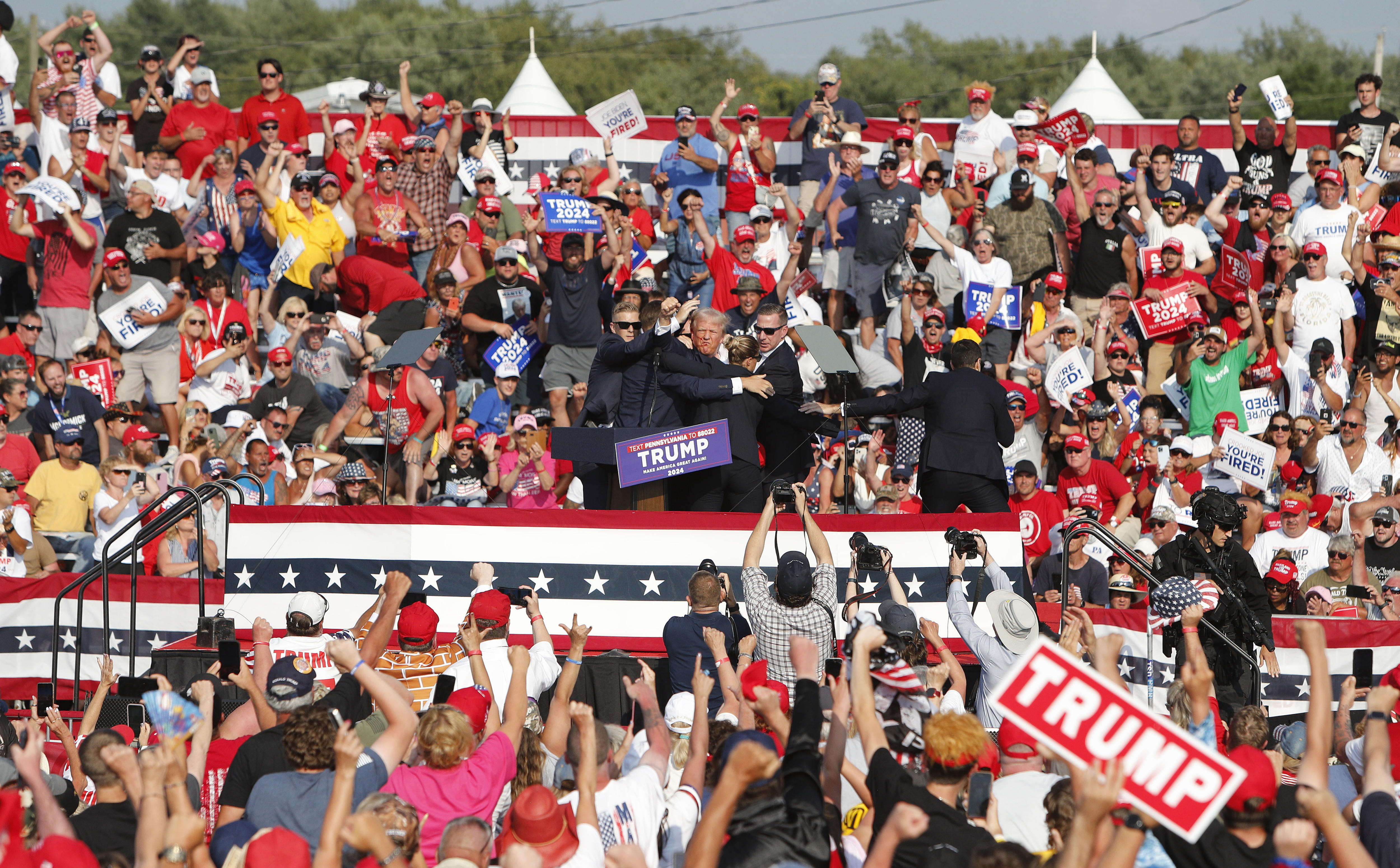 Butler (United States), 13/07/2024.- Former US President Donald Trump pumps his fist as he is rushed from stage by secret service after an incident during a campaign rally at the Butler Farm Show Inc. in Butler, Pennsylvania, USA, 13 July 2024. Trump was rushed off stage by secret service after an incident during a campaign rally in Pennsylvania. According to the Butler County district attorney a suspected gunman was dead and at least one rally attendee was killed. According to a statement by a secret service spokesperson, the former President is safe and further information on the incident will be released when available. EFE/EPA/DAVID MAXWELL