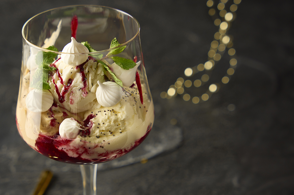 ¡Un postre para fin de año! Copa de jalea de frutos rojos en arequipe y chantilly