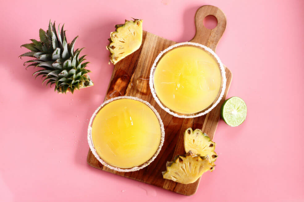 Dos cócteles para disfrutar: banano-mora y piña-ron