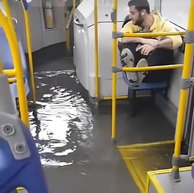 Video: Bus del SITP se inundó con pasajeros a bordo