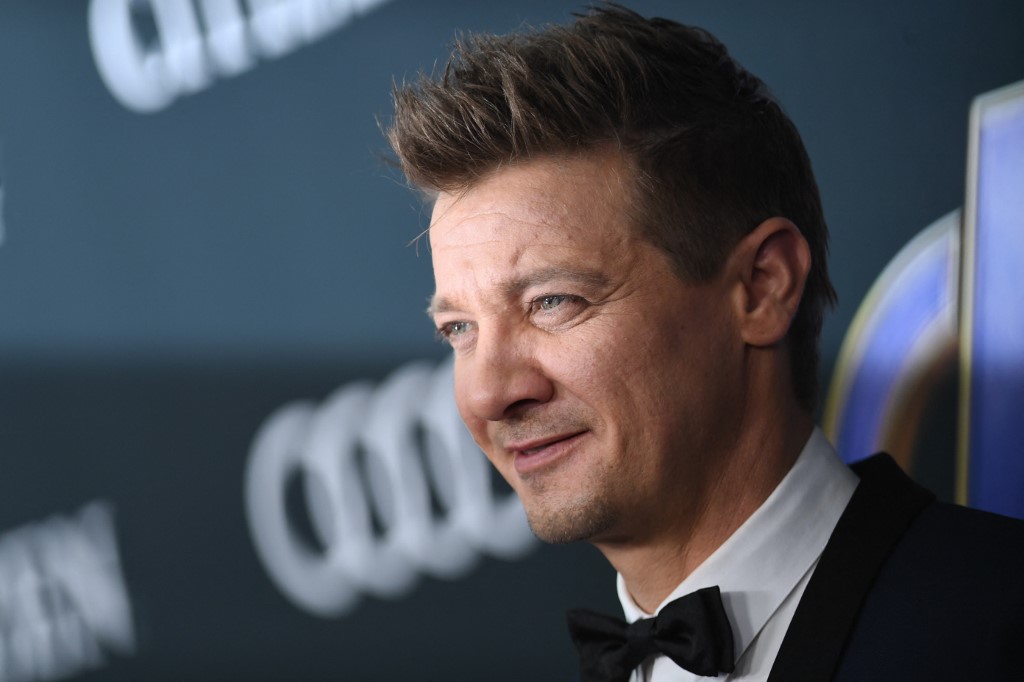 Policía confirma causa del accidente de Jeremy Renner que casi acaba con su vida