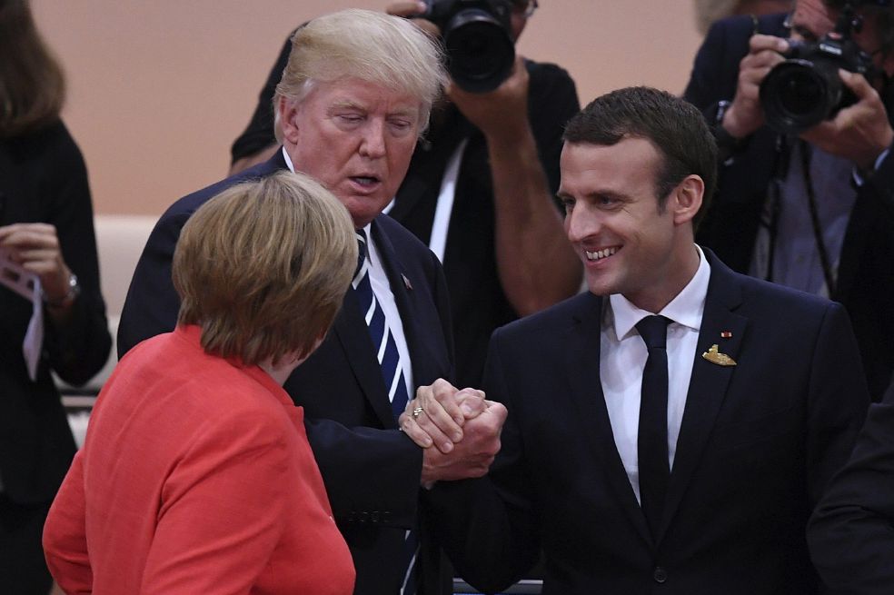 La canciller alemana, Ángela Merkel, el presidente estadounidense, Donald Trump, y el presidente francés, Emmanuel Macron, en 2017. / EFE
