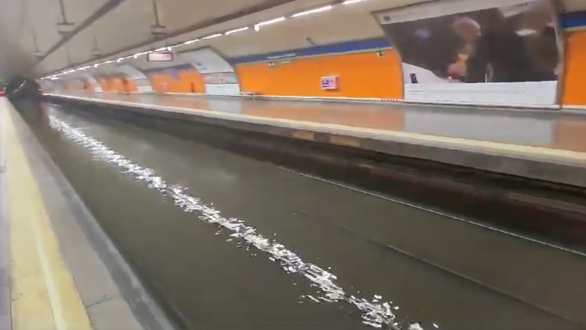 Alerta roja por inundaciones en el metro de Madrid, España