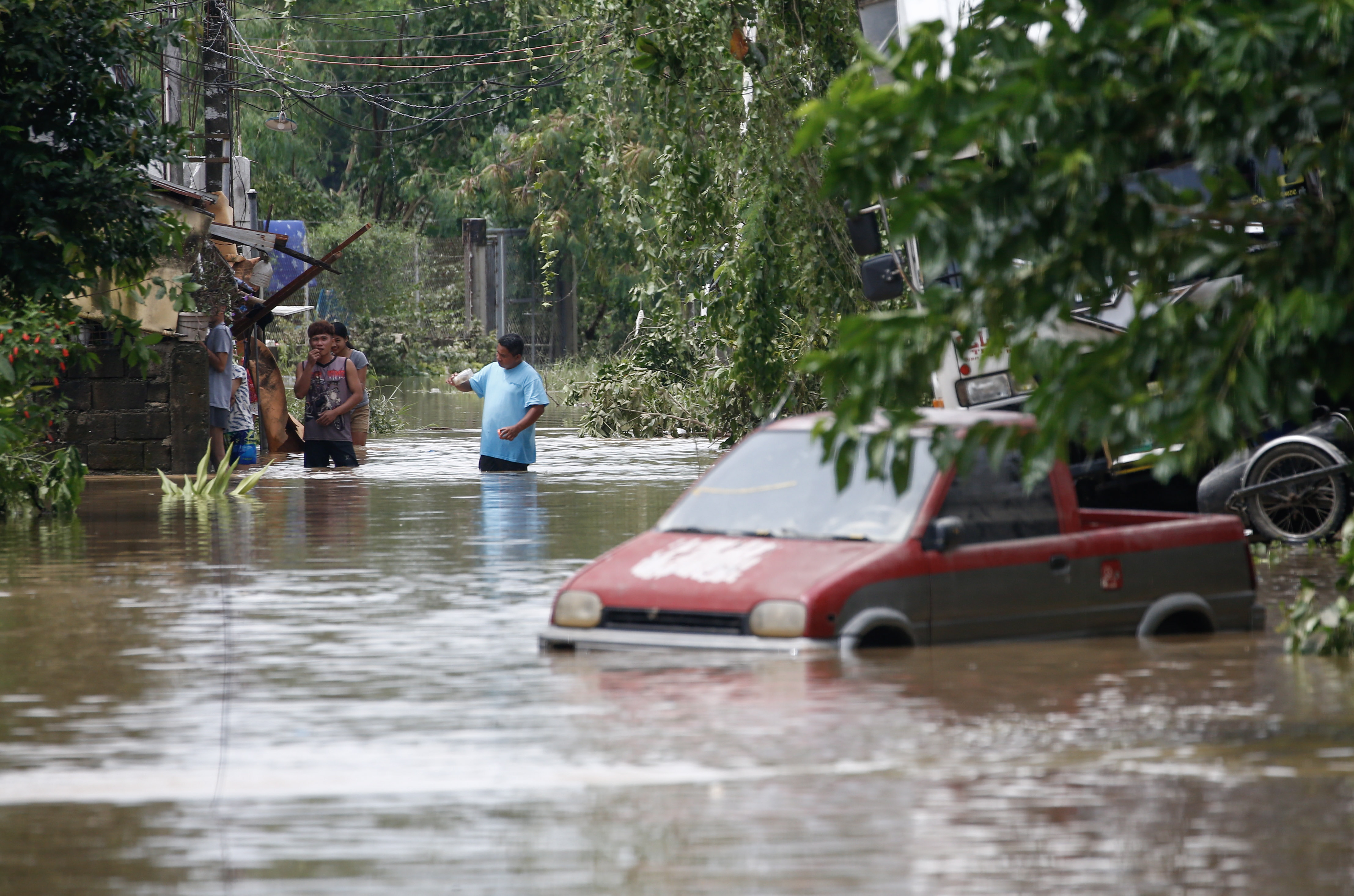 Bulacan (Philippines), 26/09/2022.- Residents look out from their homes amid flooding caused by typhoon Noru in San Miguel town of Bulacan province, north of Manila, Philippines 26 September 2022. Typhoon Noru crossed the northern Philippine region of Luzon on 25 September and prompted thousands to evacuate due to heavy rain and strong winds. Typhoon Noru is expected to leave the Philippine area of responsibility by evening of 26 September. (Filipinas, Estados Unidos) EFE/EPA/ROLEX DELA PENA