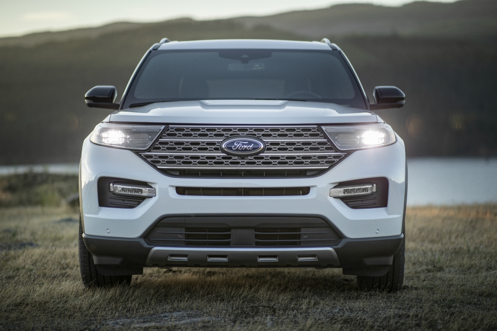 La Explorer es uno de esos SUV que cumplen con la promesa de ofrecer espacio para siete pasajeros.CortesíaAl igual que el extinto Fusion, la reciente versión de la Explorer incita a la velocidad. Antes de la tradicional rueda de cambios de la marca (donde se encuentran los comandos P, N, R y D), frente al espacio de carga inalámbrica para celulares, hay otra que permite seleccionar entre siete tipos de manejo (Eco, Nieve, Normal, Resvaladizo, Nieve/Arena, Grava y Remolque), en donde el deportivo cumple su promesa al pie de la letra, con una aceleración pronunciada, un control sutil y preciso, y, en ocasiones, un consumo que otorga 6,7 kilómetros por litro.