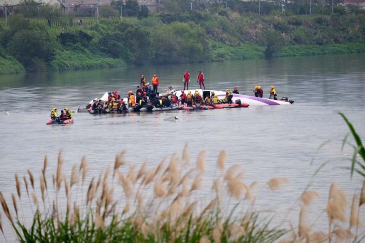 Veinticinco muertos y 18 desaparecidos en accidente aéreo en Taiwán